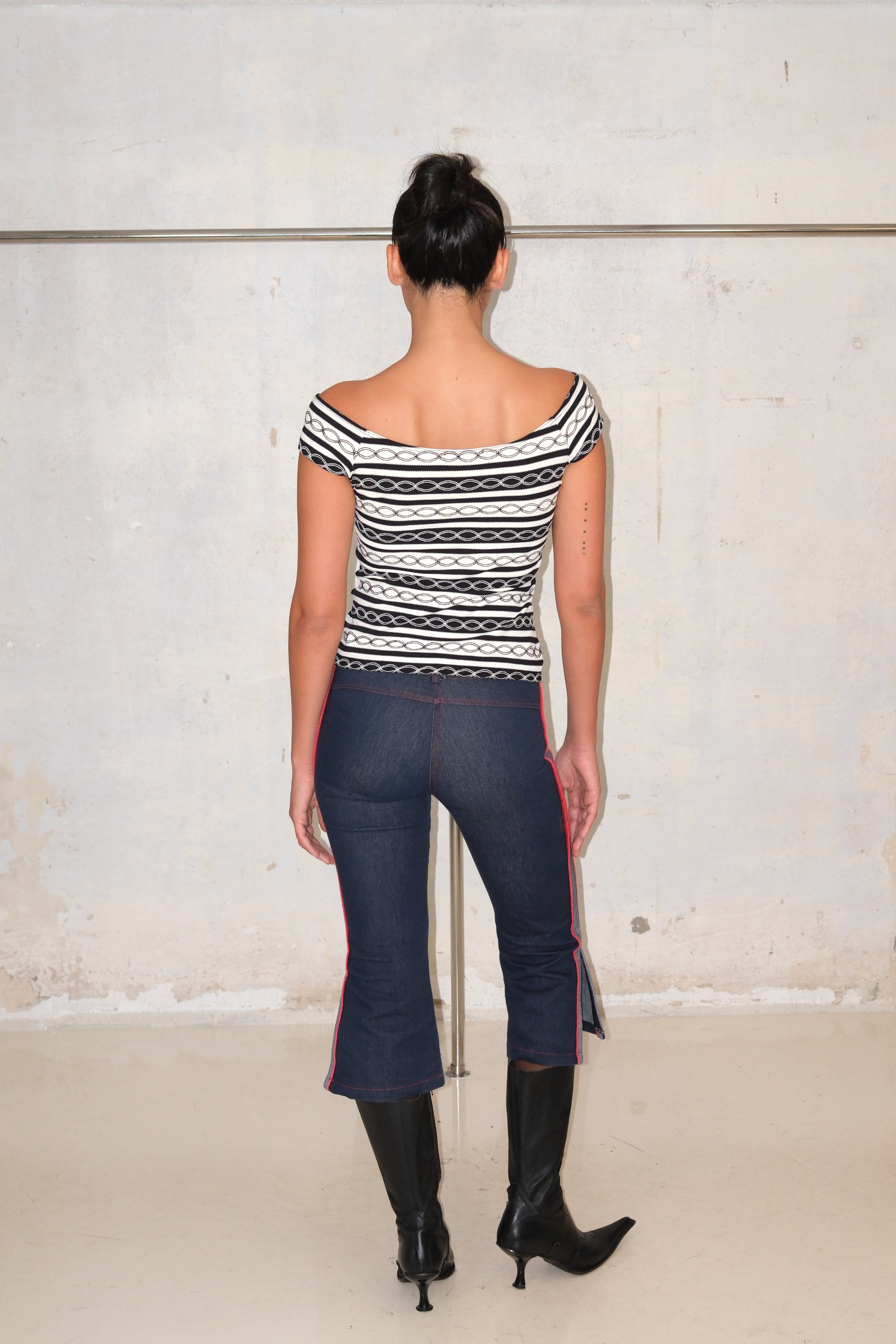 OFF SHOULDER MONOCHROME TEE