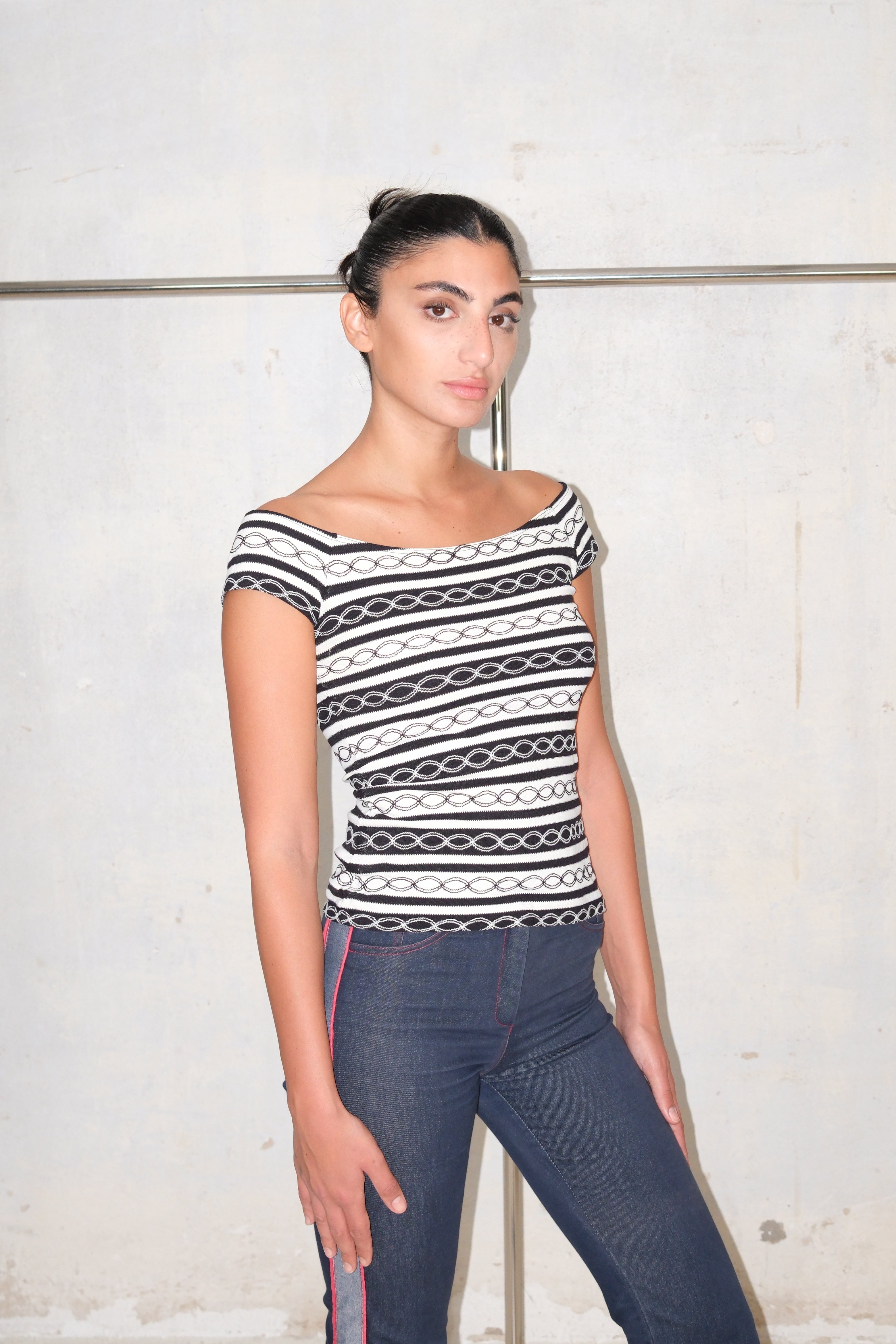 OFF SHOULDER MONOCHROME TEE