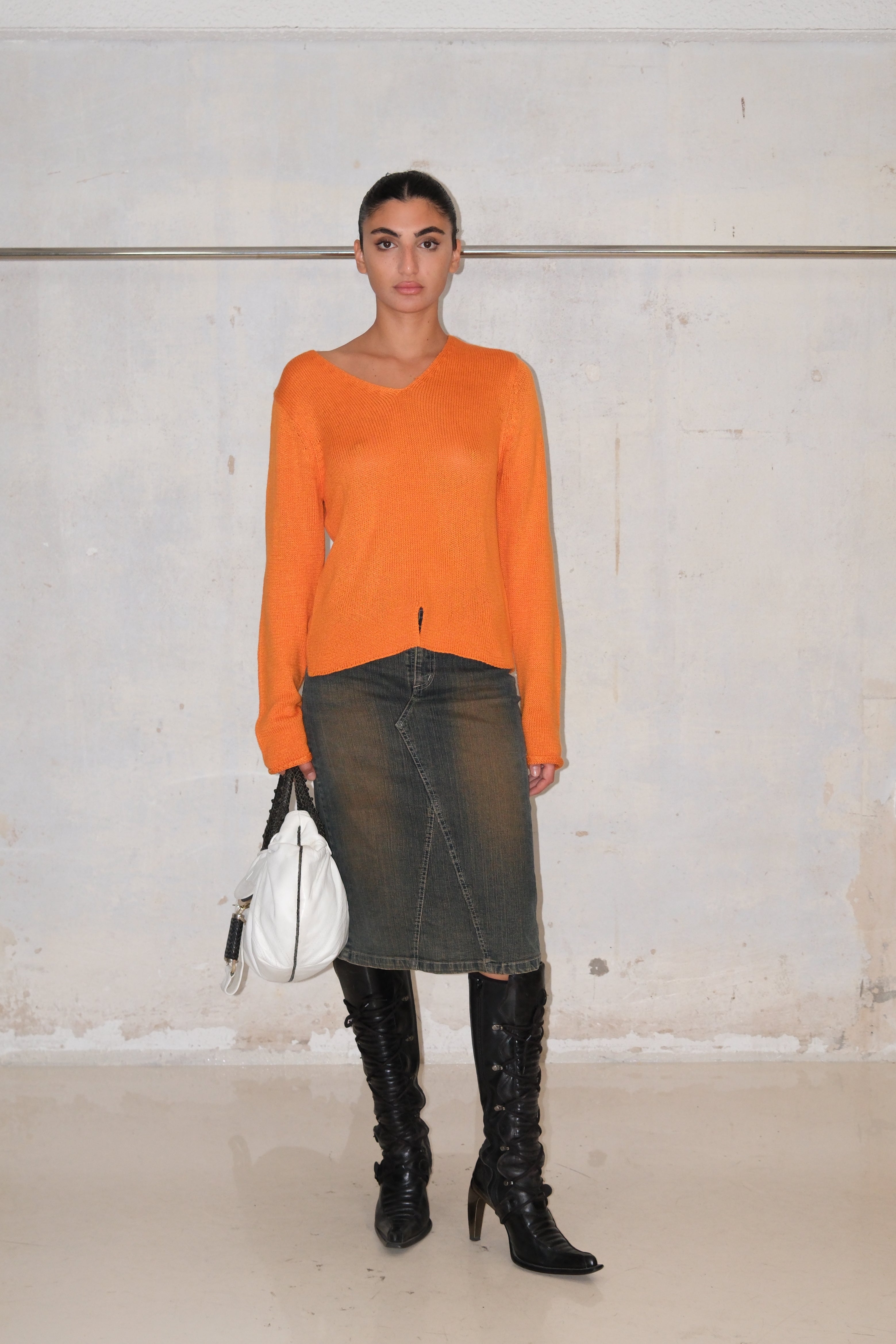 WARM ORANGE V-NECK KNIT TOP