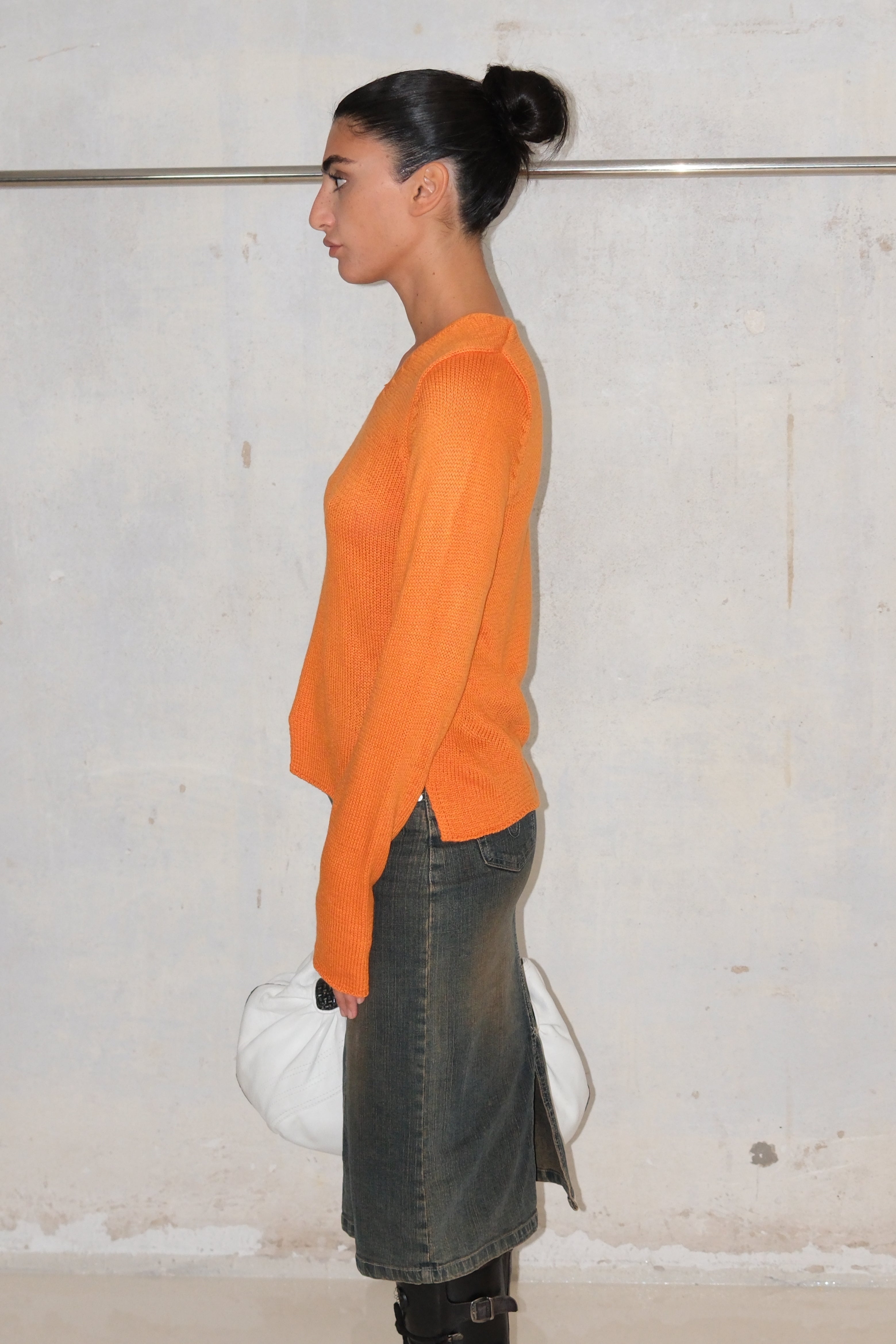 WARM ORANGE V-NECK KNIT TOP