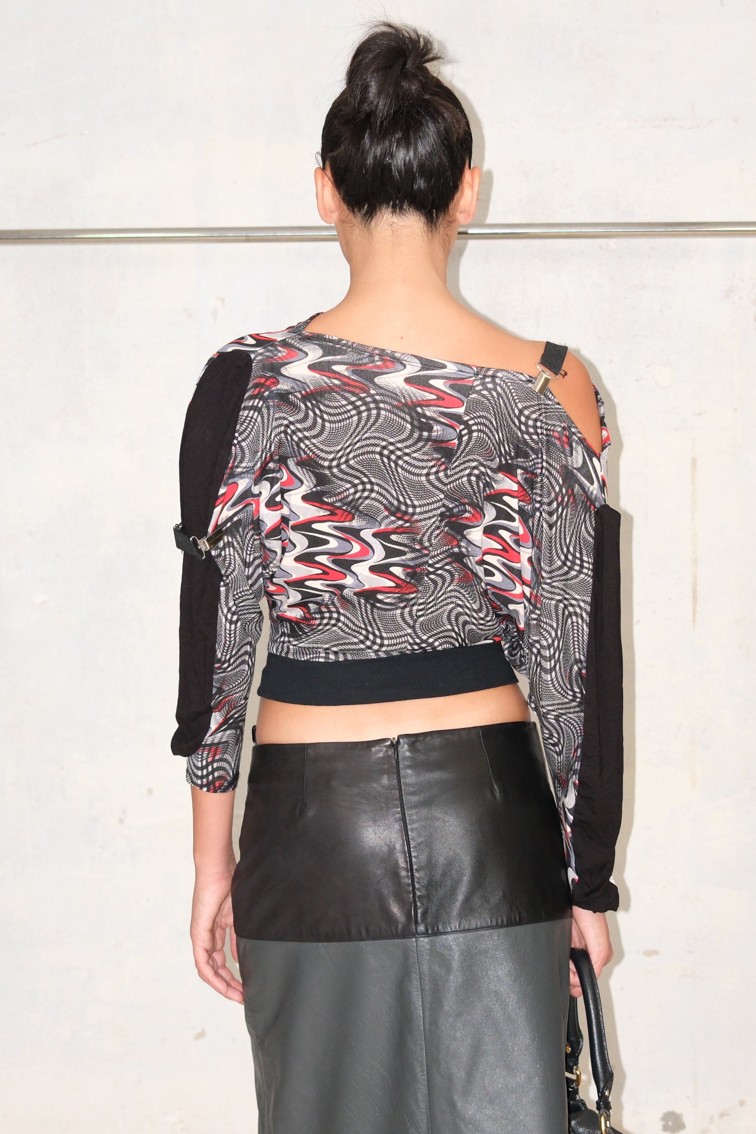 WAVE PRINT ASYMMETRIC CROP TOP