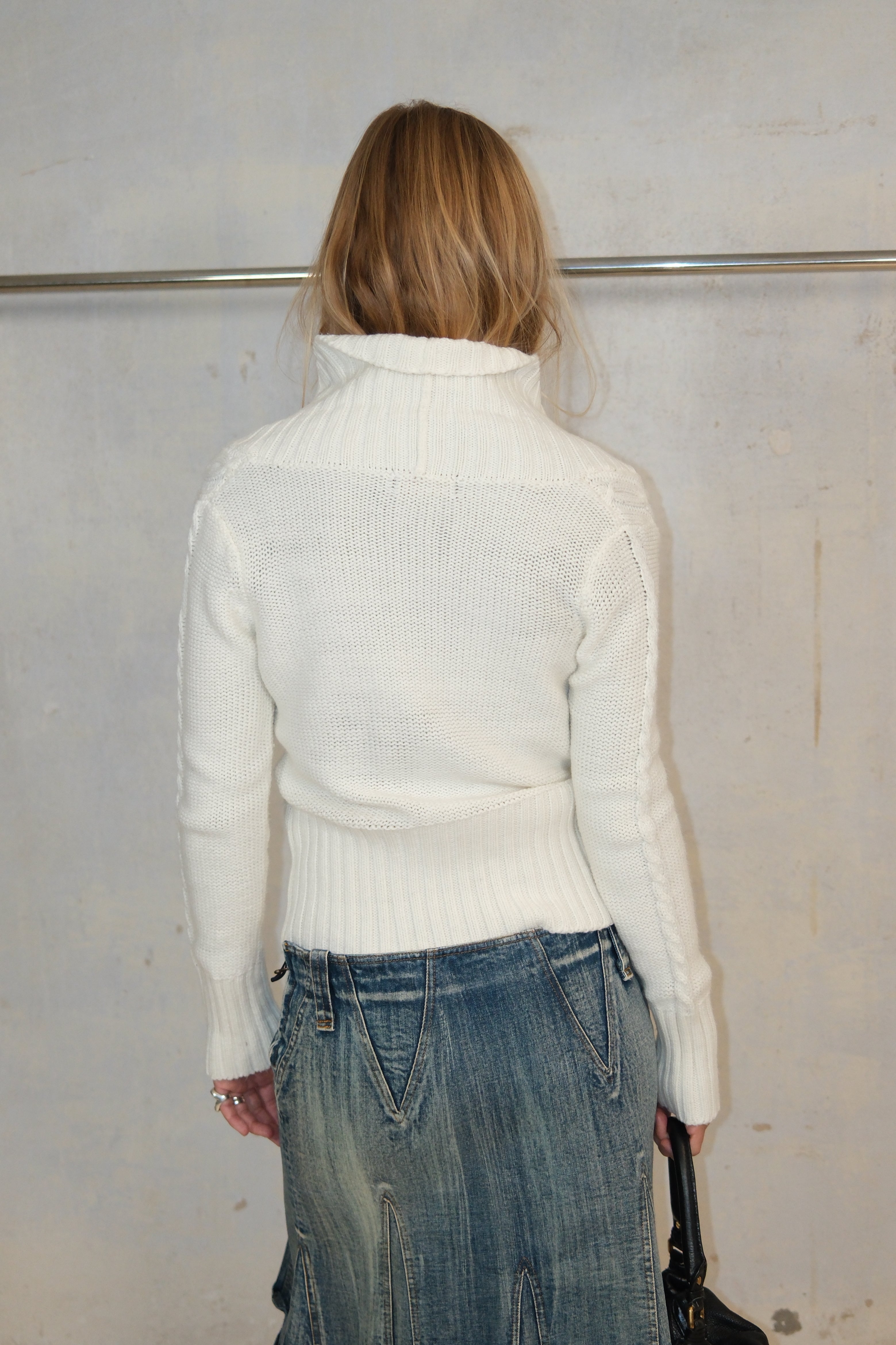 WHITE BUTTONED COLLAR SWEATER TOP