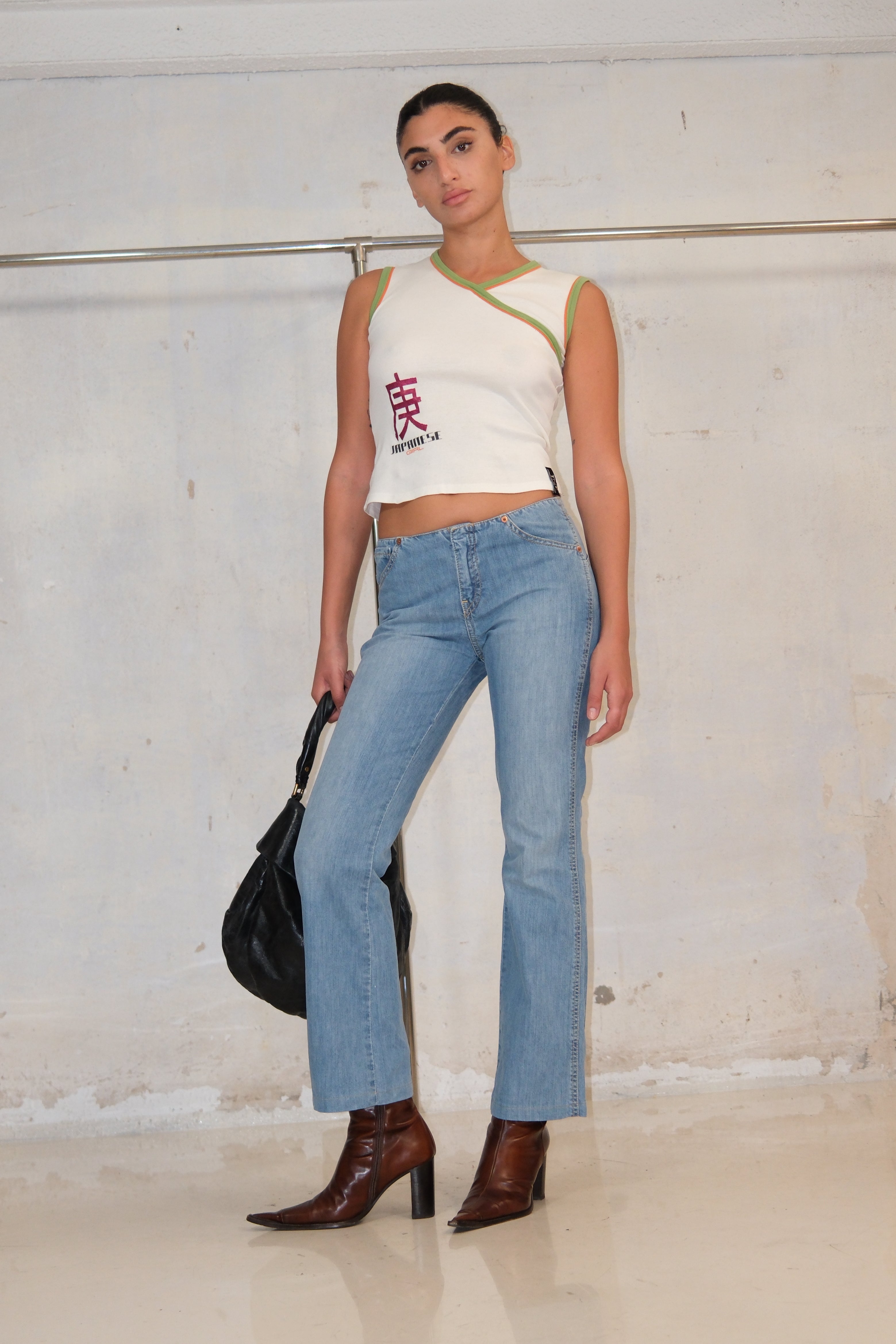 LEVI’S LIGHT WASH LOW RISE JEANS 36-37