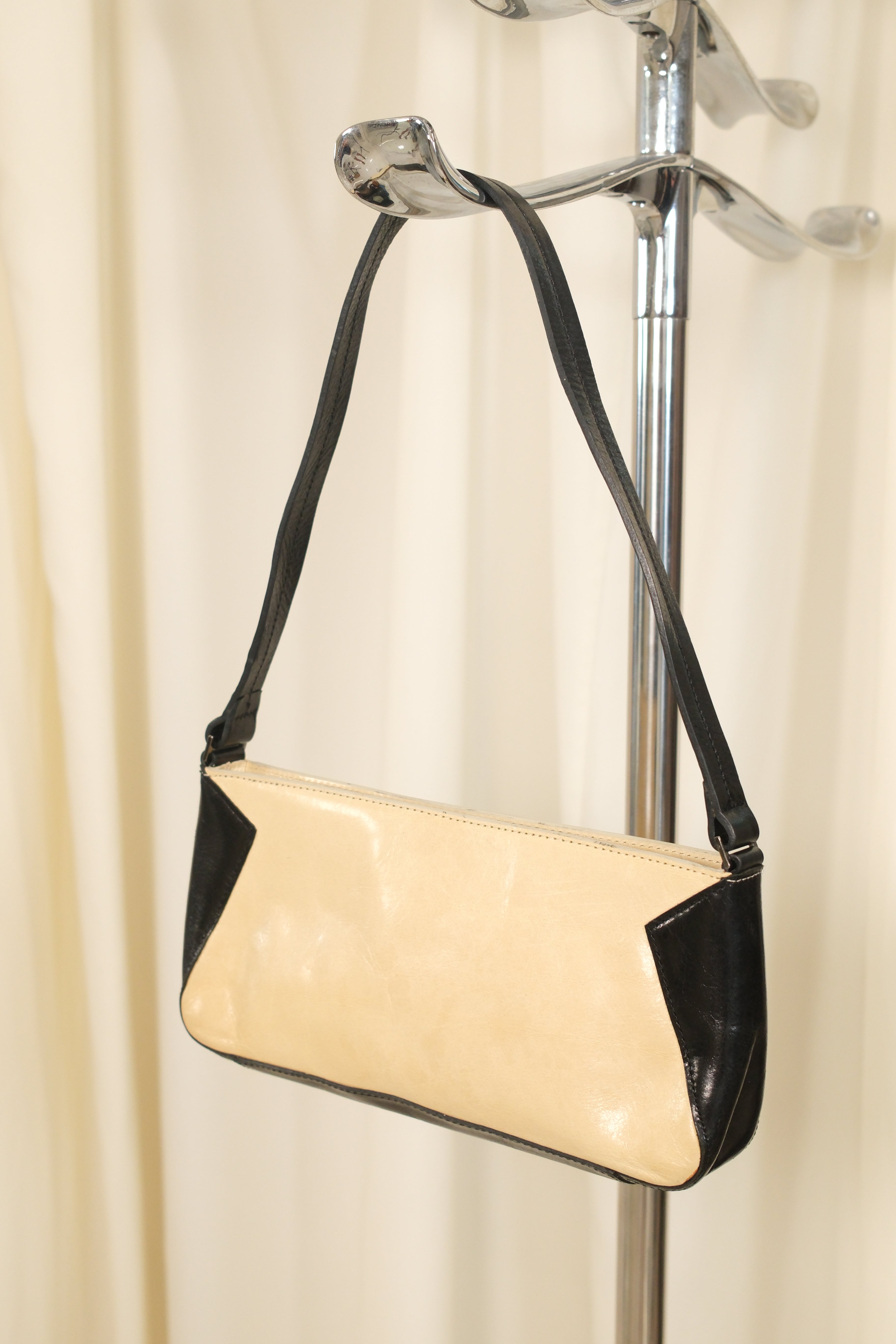 Dkny butter and black triangles leather handbag