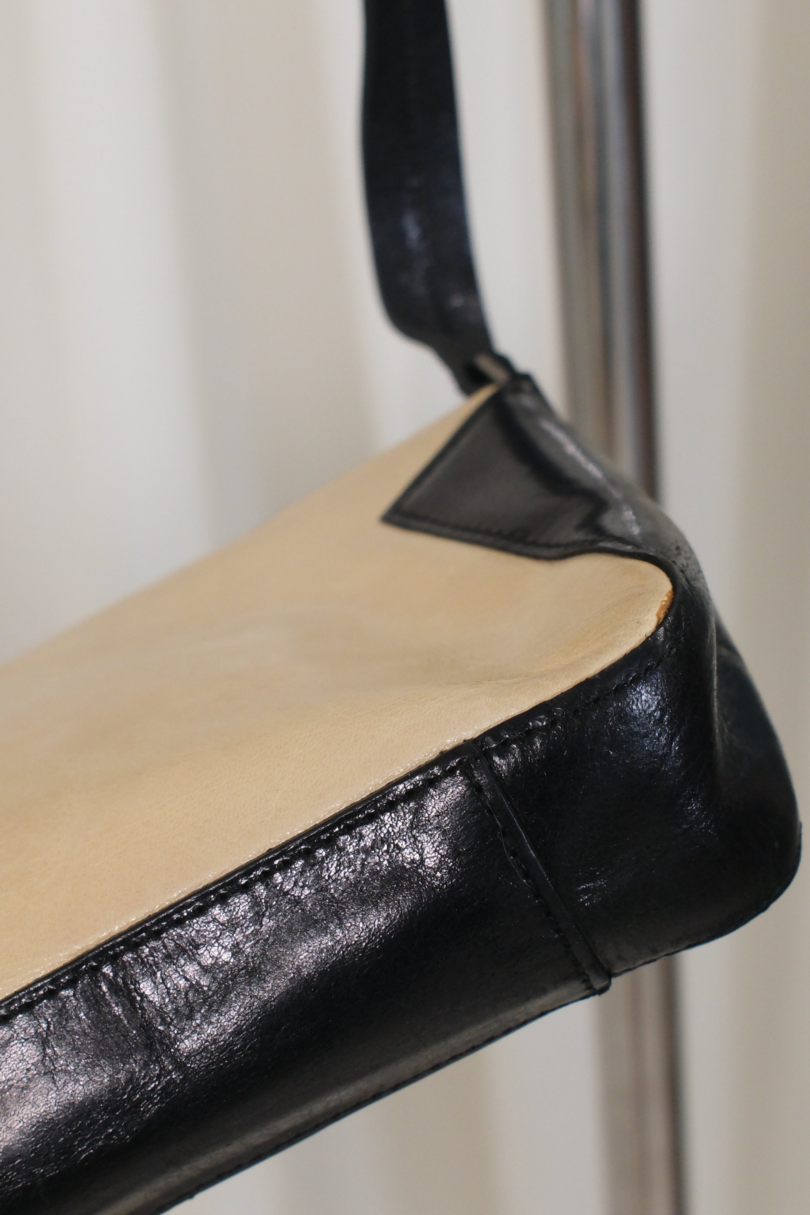 Dkny butter and black triangles leather handbag