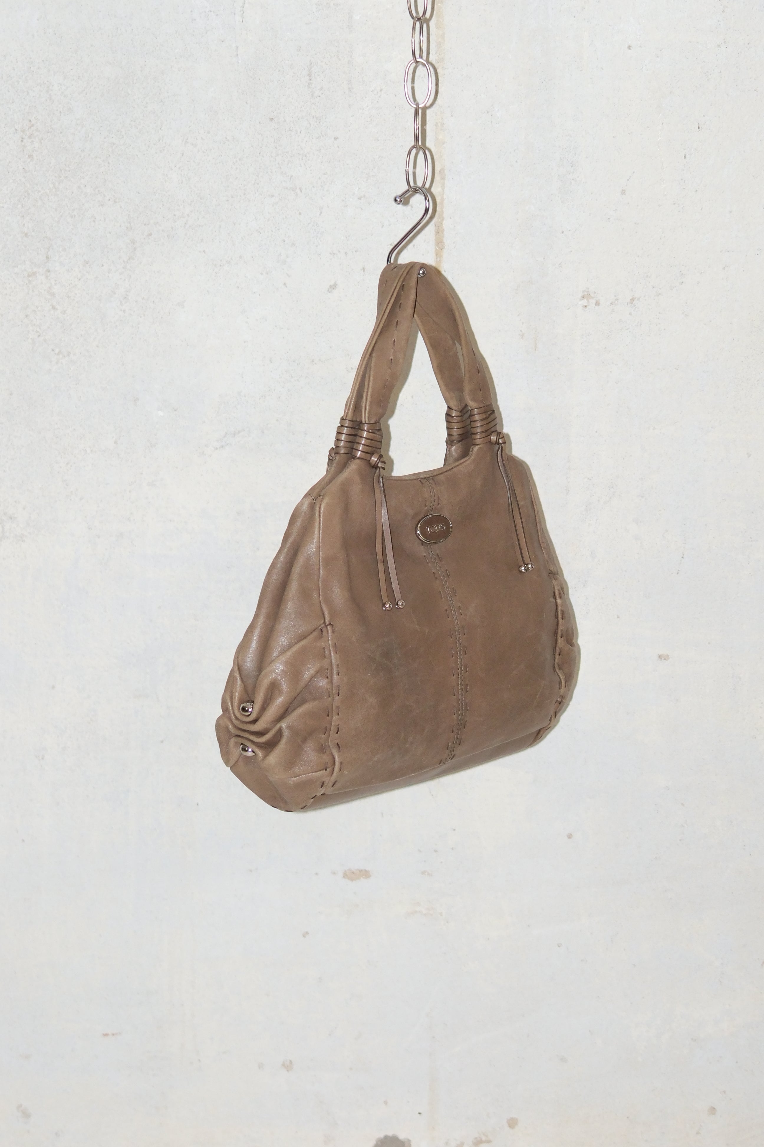 TOD’S SOFT LEATHER BAG WITH STITCHING DETAILS