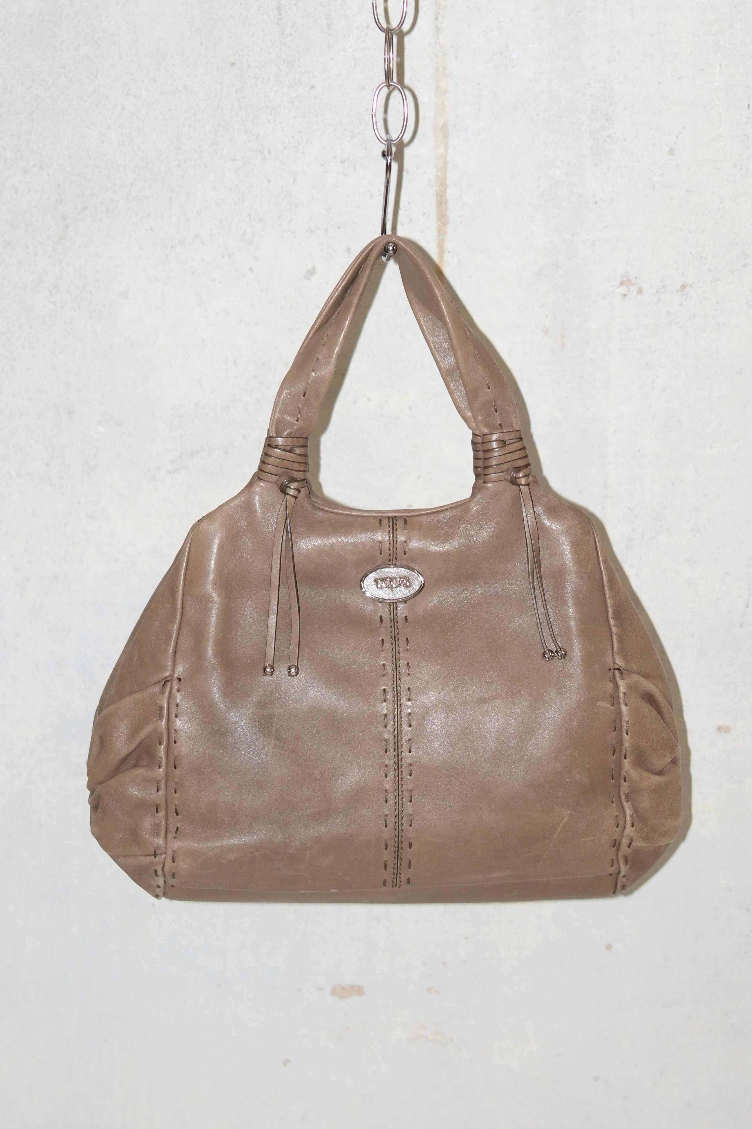 TOD’S SOFT LEATHER BAG WITH STITCHING DETAILS