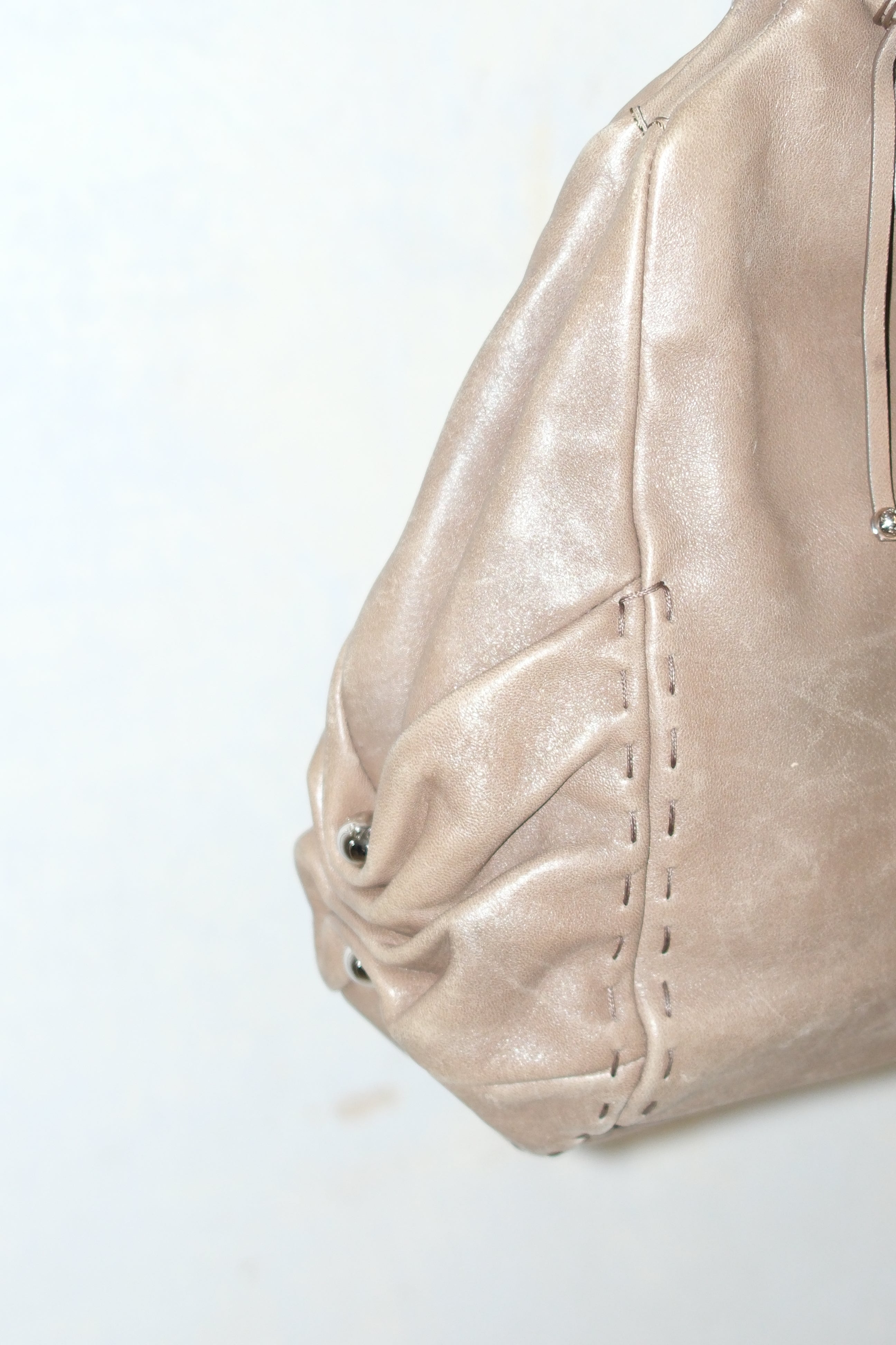 TOD’S SOFT LEATHER BAG WITH STITCHING DETAILS