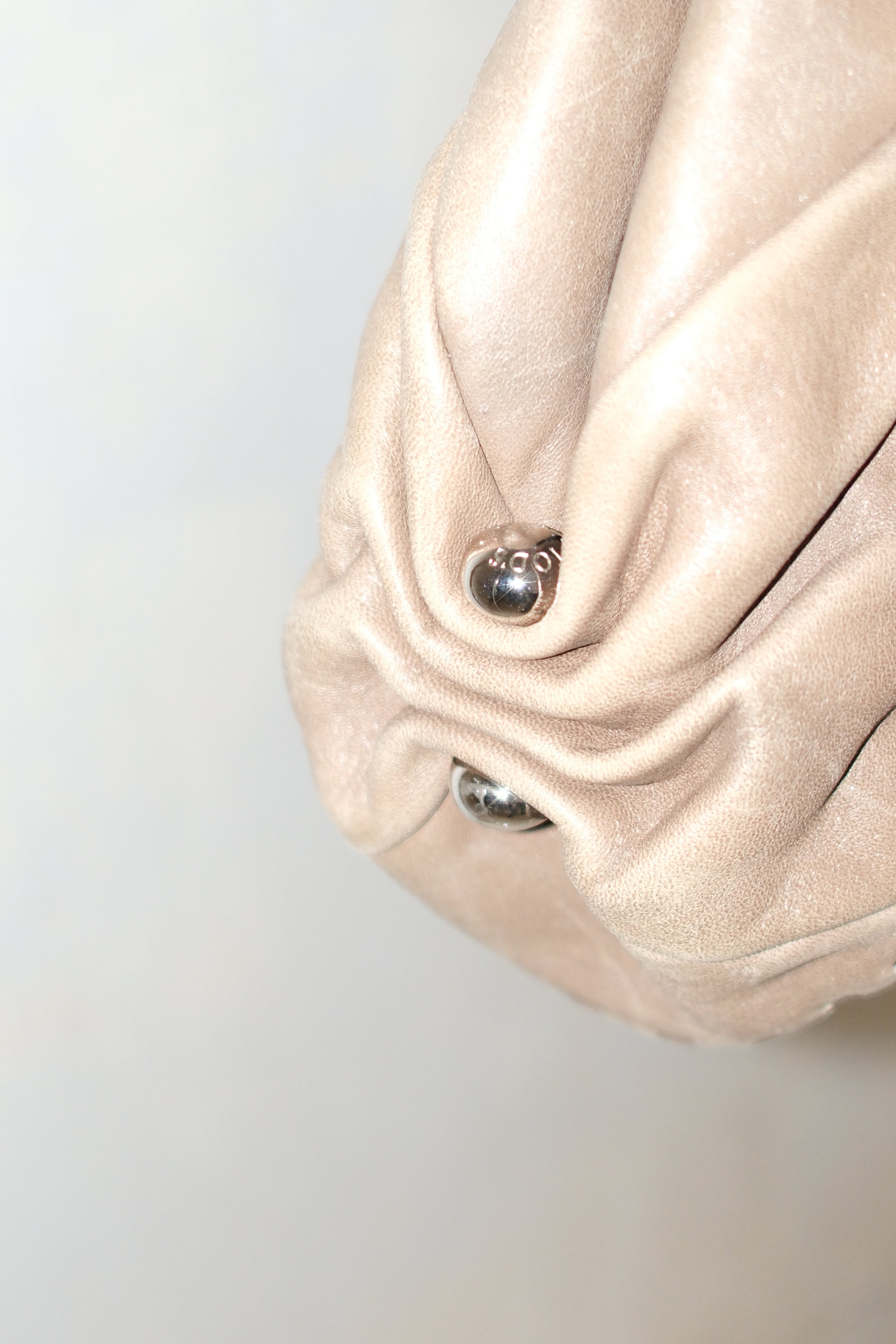 TOD’S SOFT LEATHER BAG WITH STITCHING DETAILS