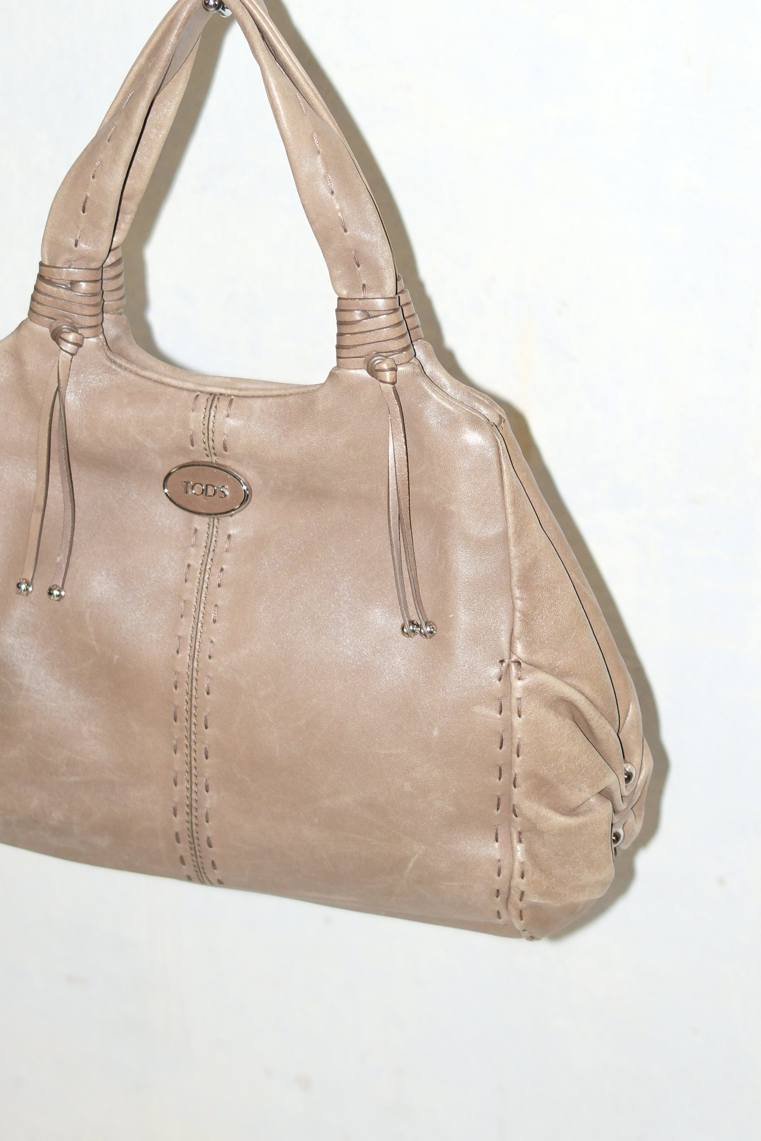 TOD’S SOFT LEATHER BAG WITH STITCHING DETAILS