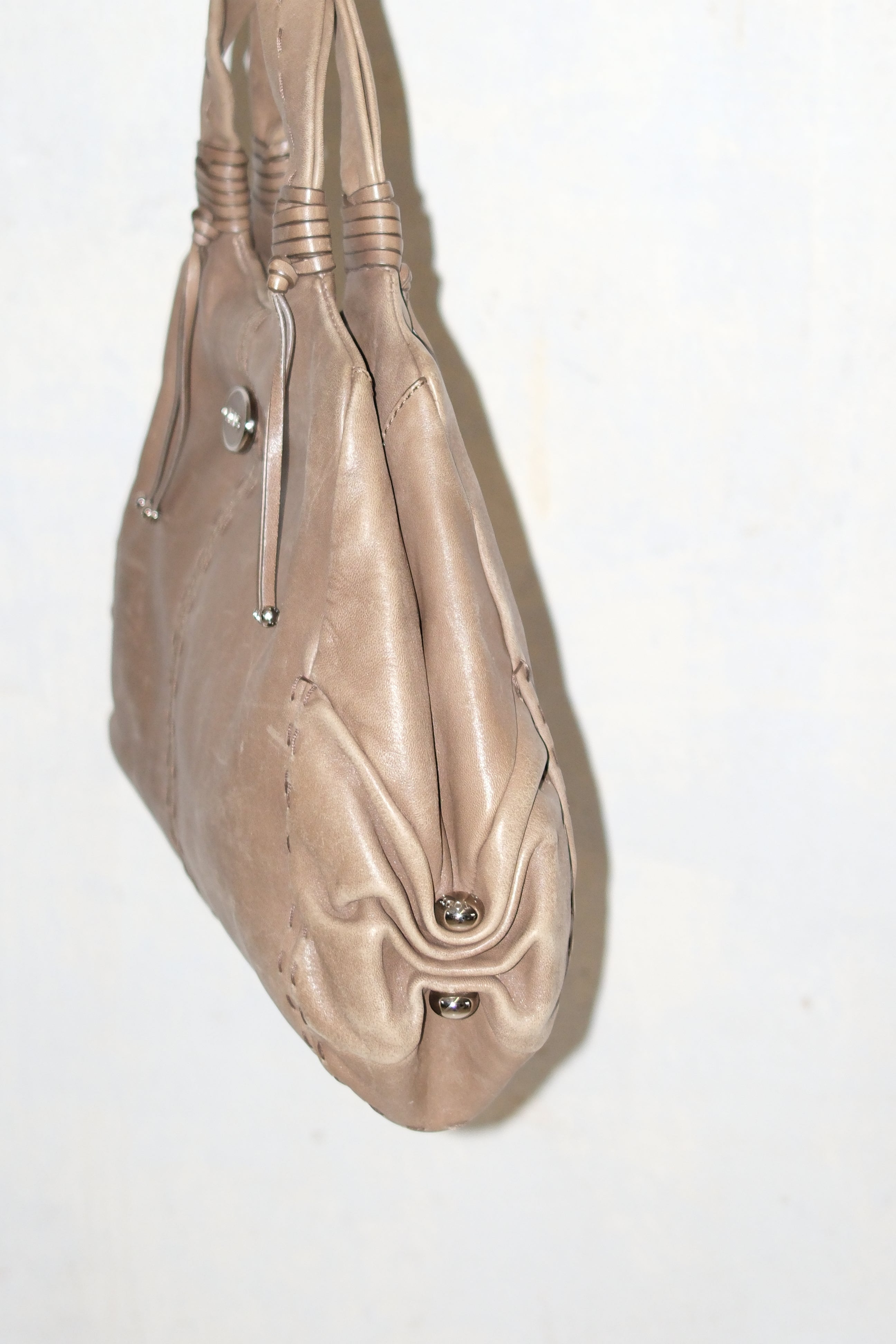 TOD’S SOFT LEATHER BAG WITH STITCHING DETAILS