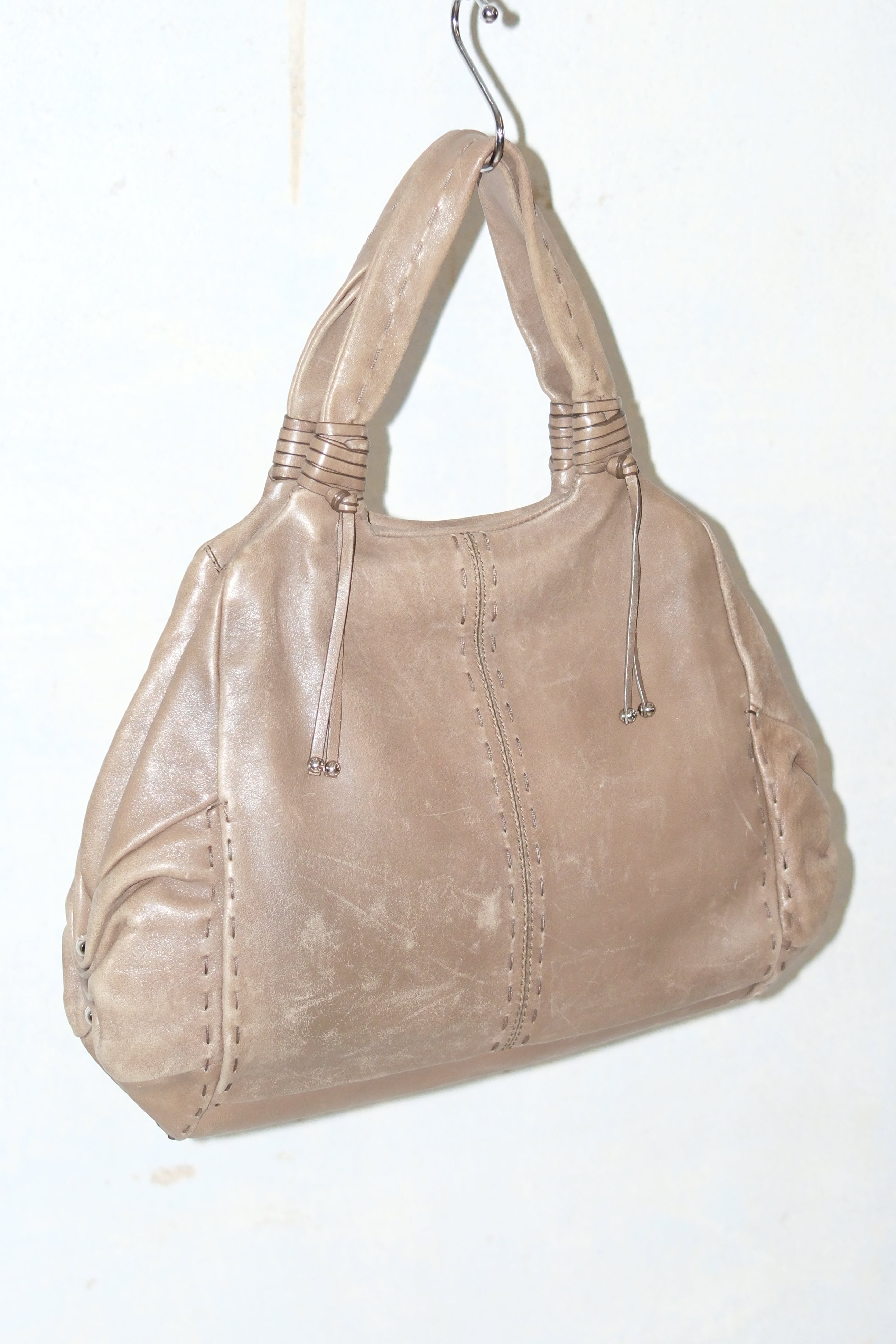 TOD’S SOFT LEATHER BAG WITH STITCHING DETAILS