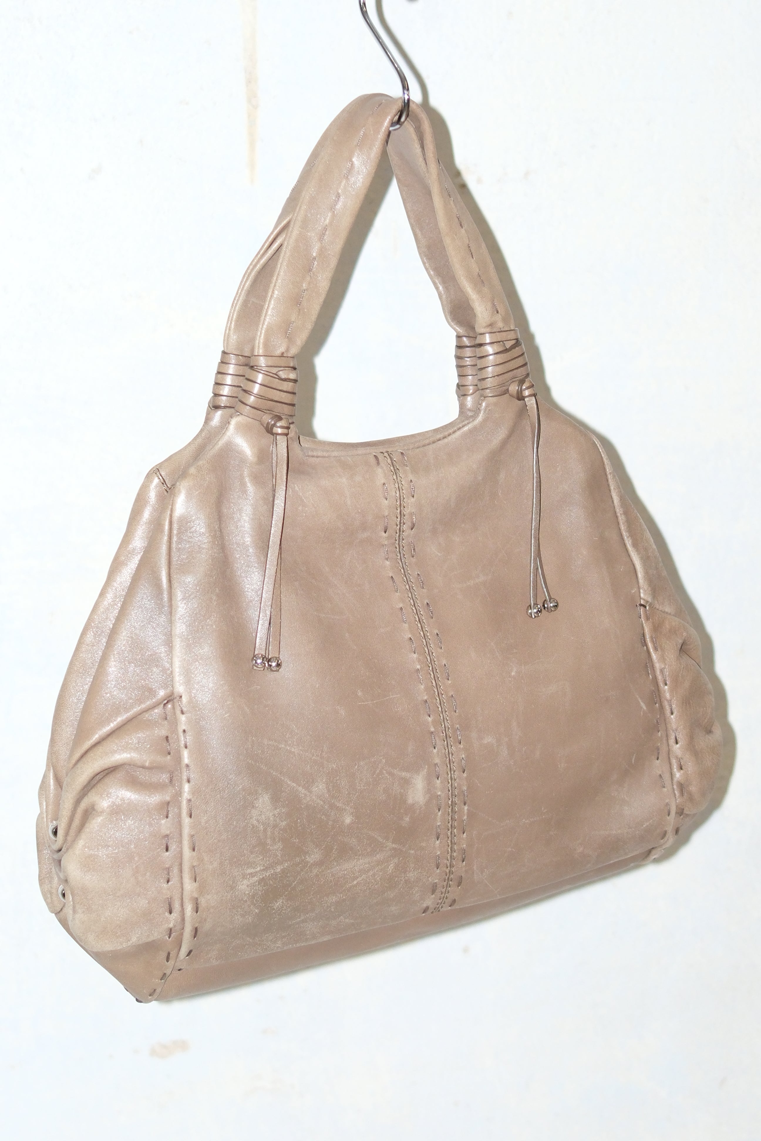 TOD’S SOFT LEATHER BAG WITH STITCHING DETAILS