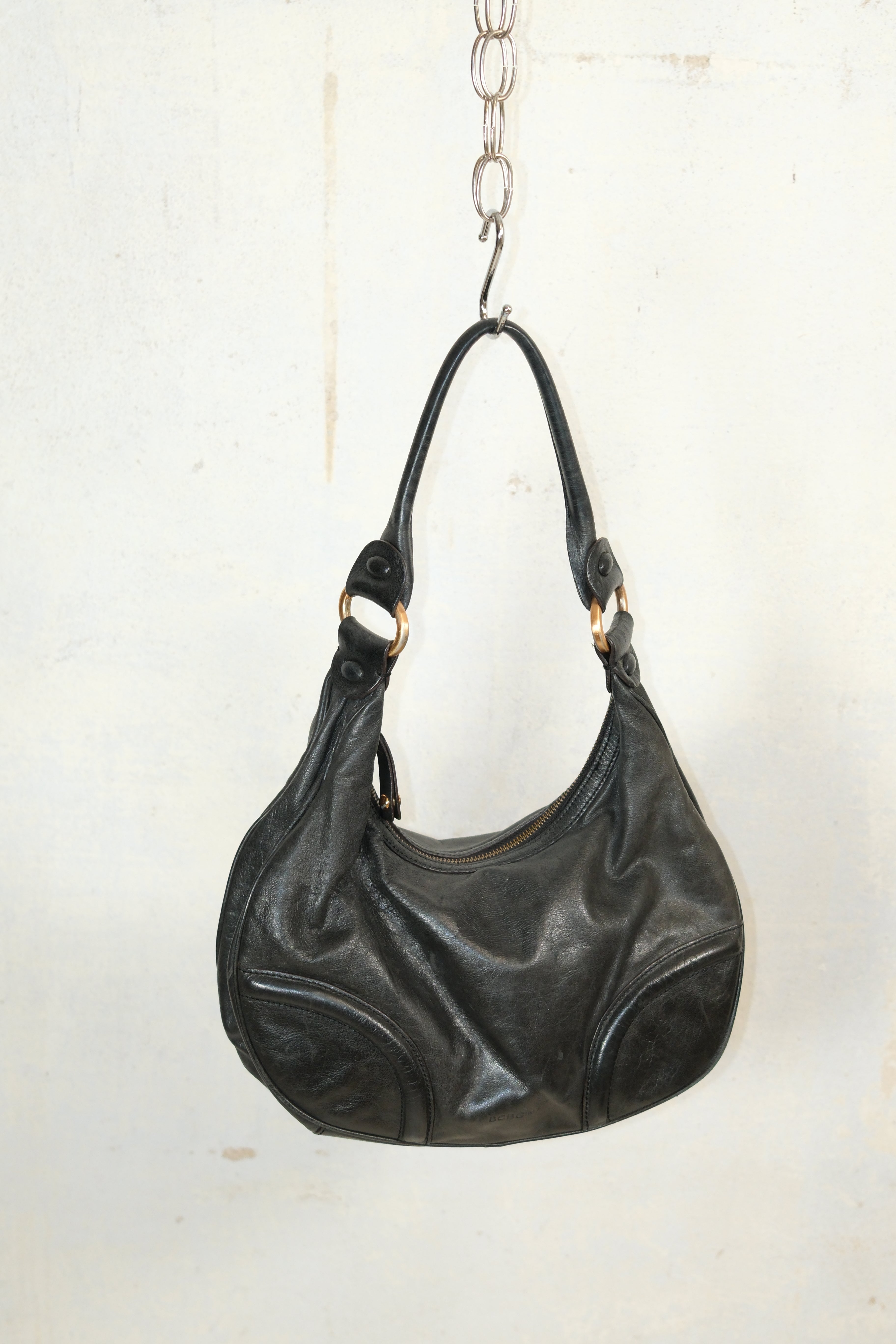 BCBG BLACK LEATHER SPORTY SHOULDER BAG