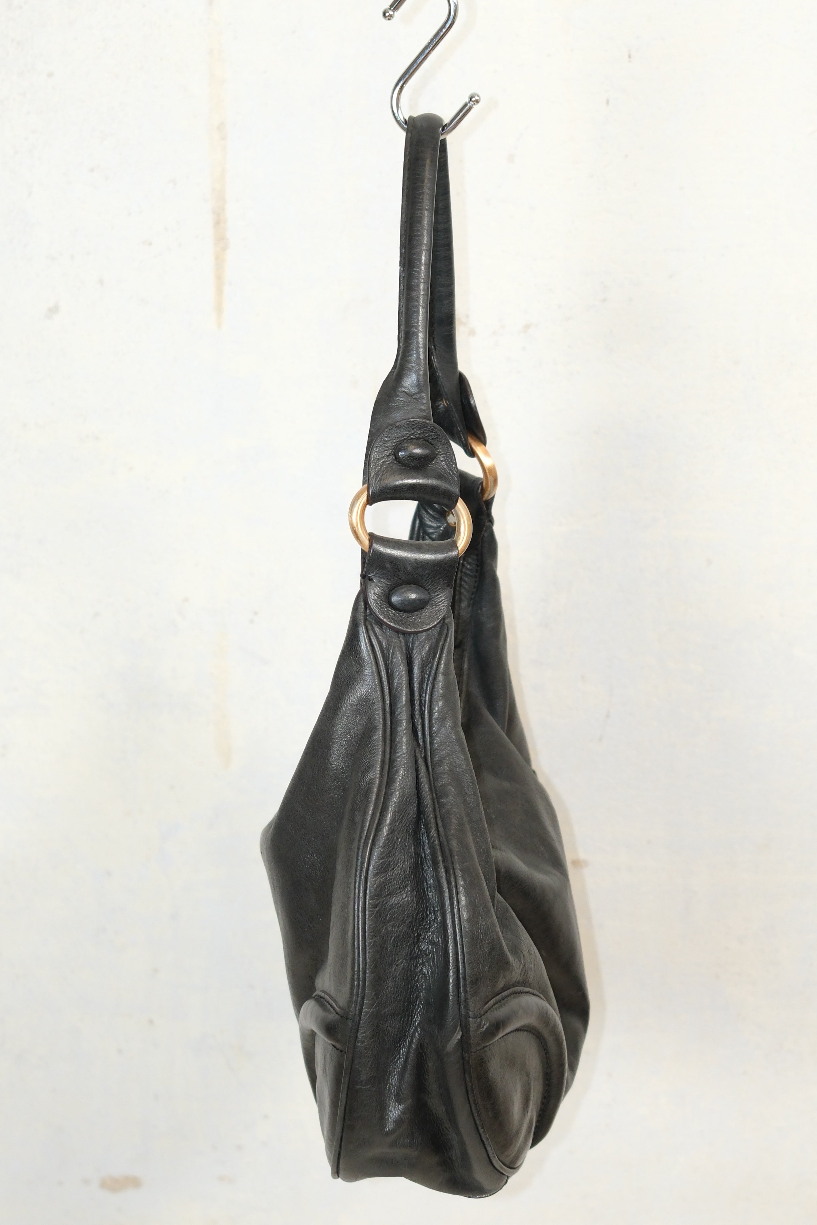 BCBG BLACK LEATHER SPORTY SHOULDER BAG