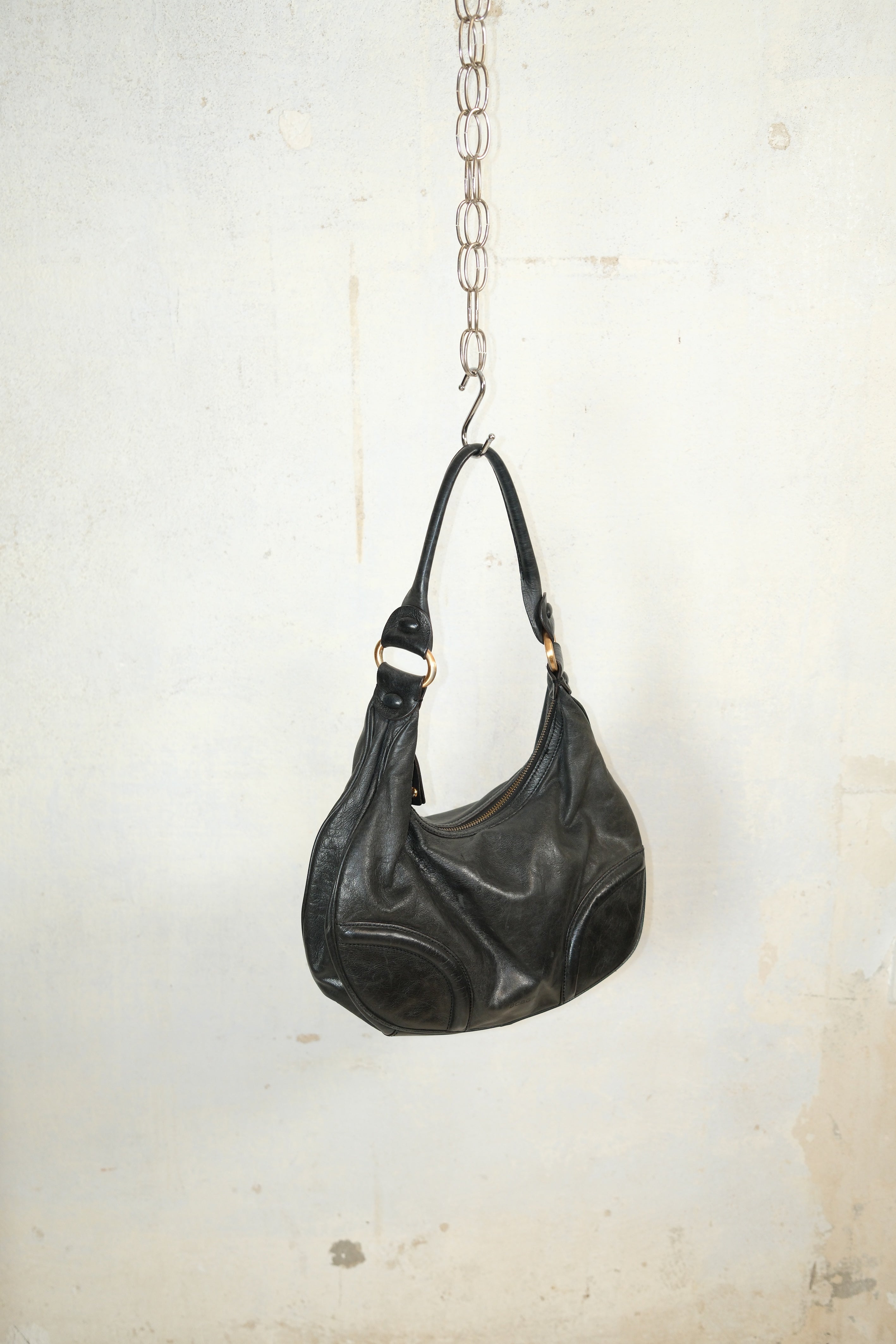 BCBG BLACK LEATHER SPORTY SHOULDER BAG