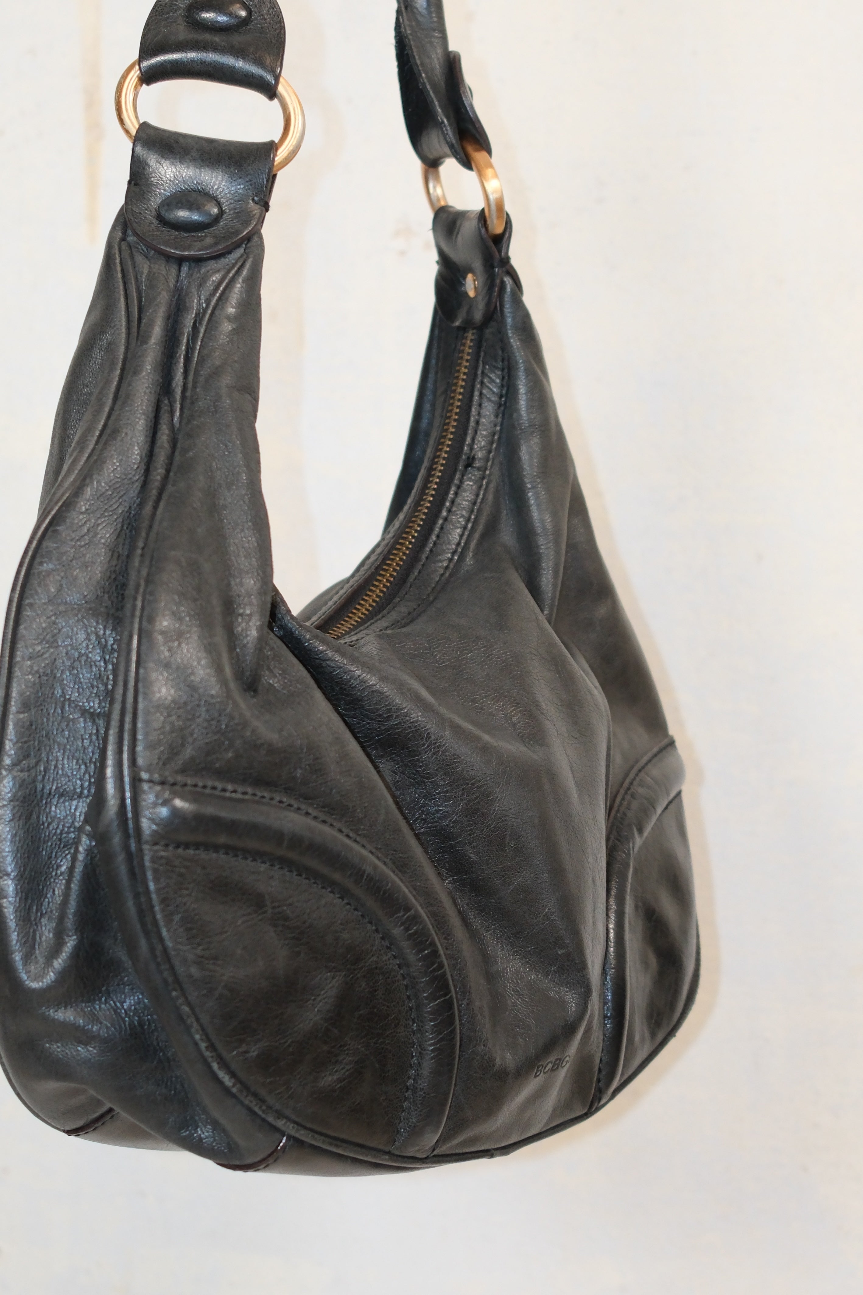 BCBG BLACK LEATHER SPORTY SHOULDER BAG