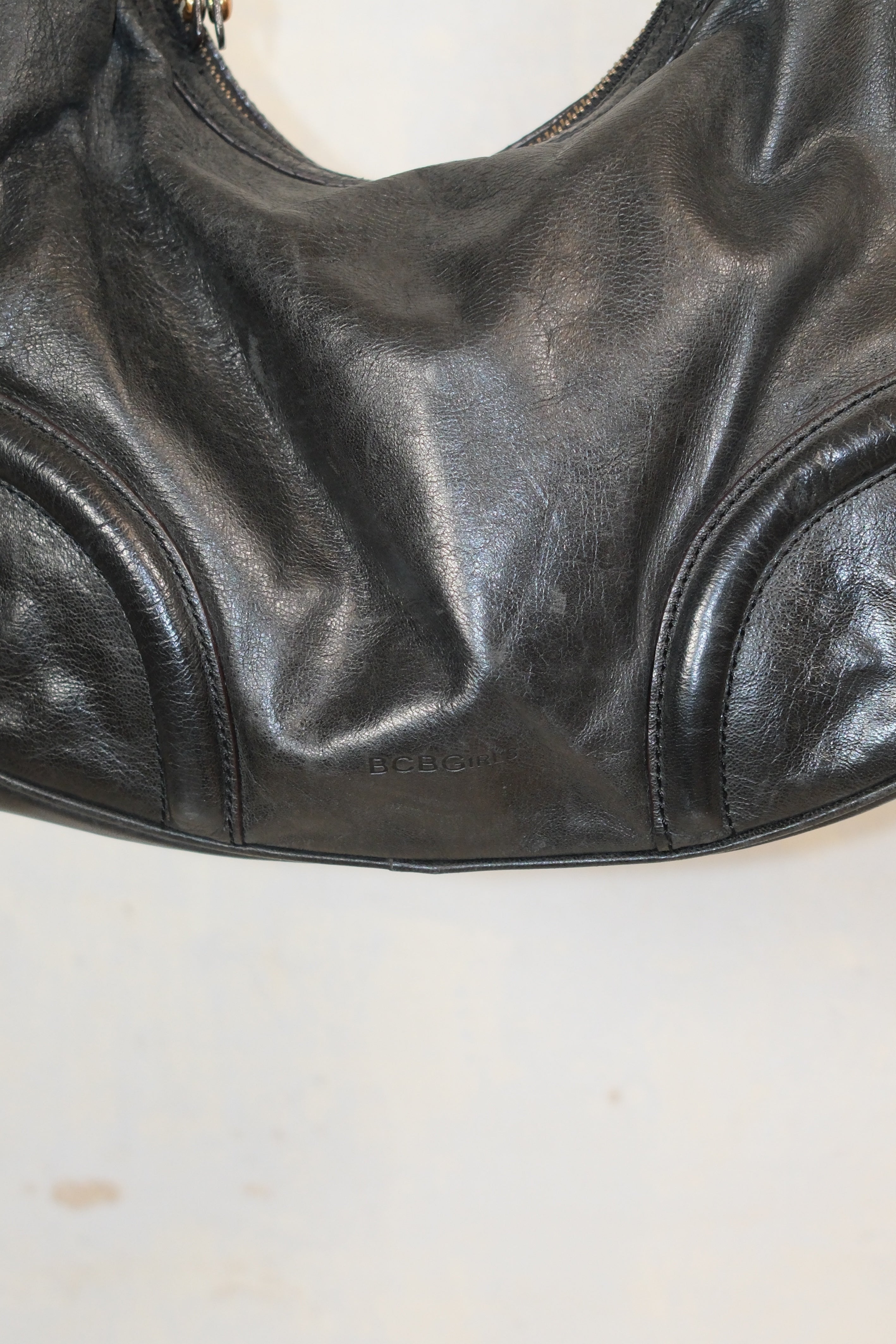 BCBG BLACK LEATHER SPORTY SHOULDER BAG