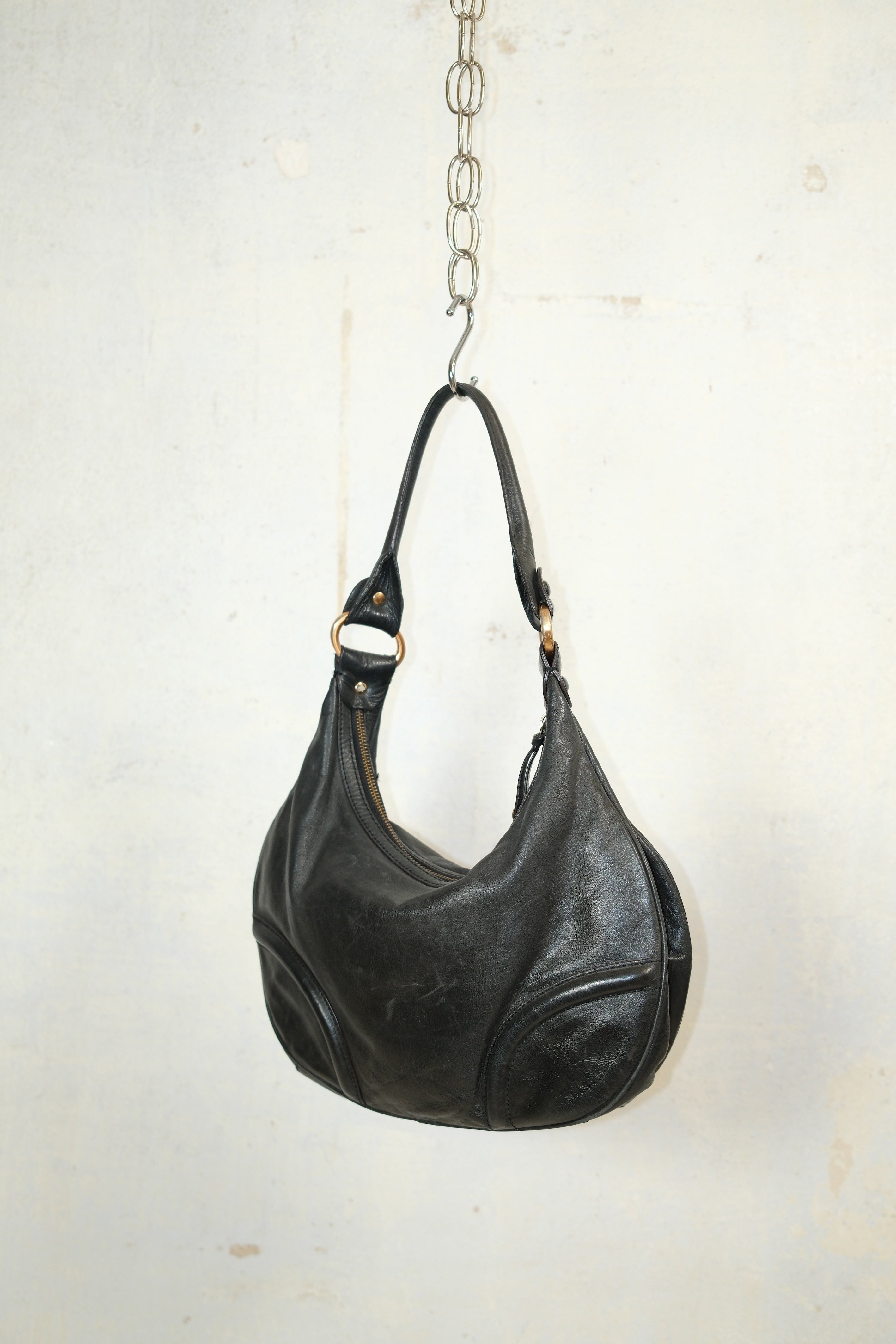 BCBG BLACK LEATHER SPORTY SHOULDER BAG