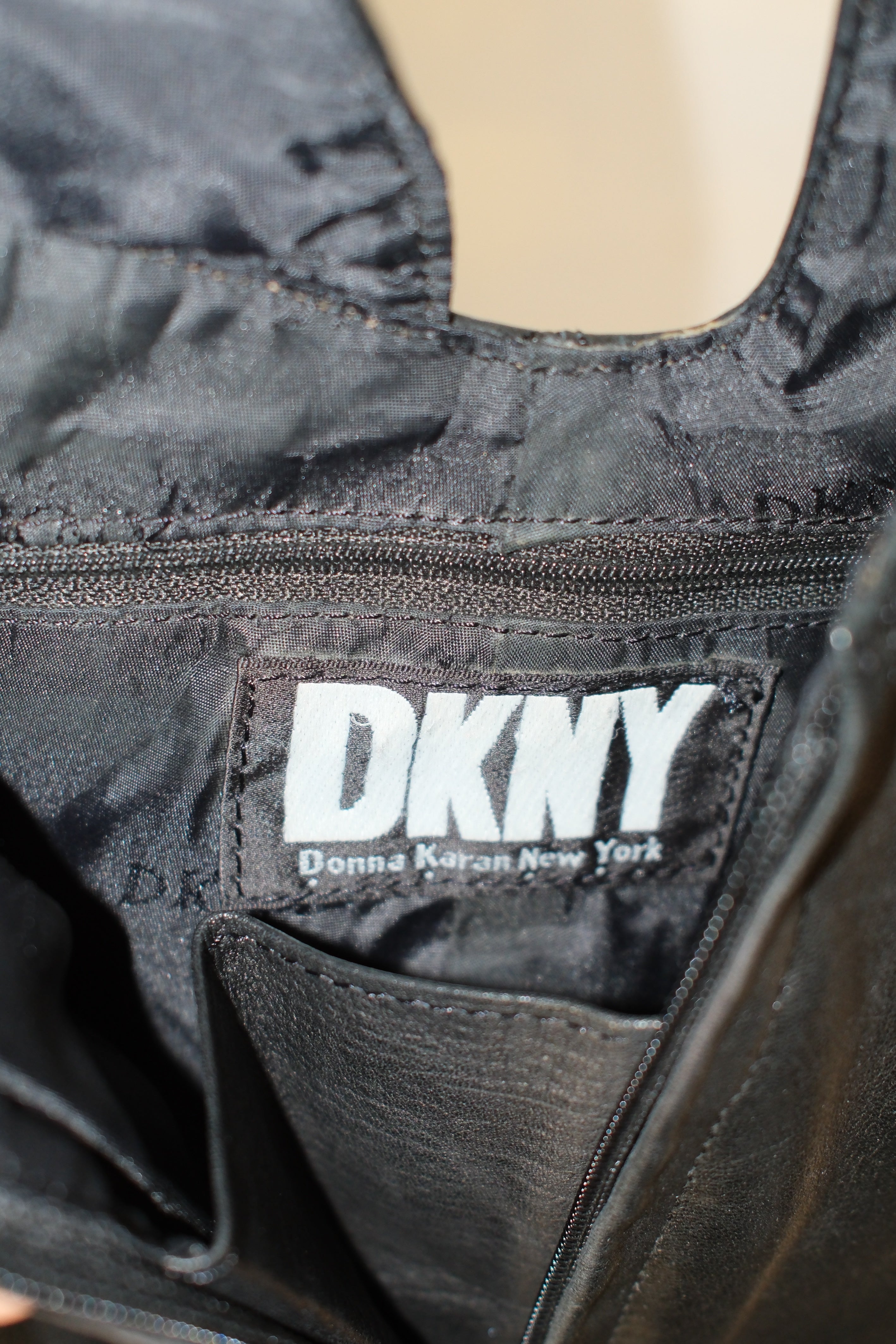 DKNY BLACK LEATHER HANDBAG WITH SINGLE STRAP