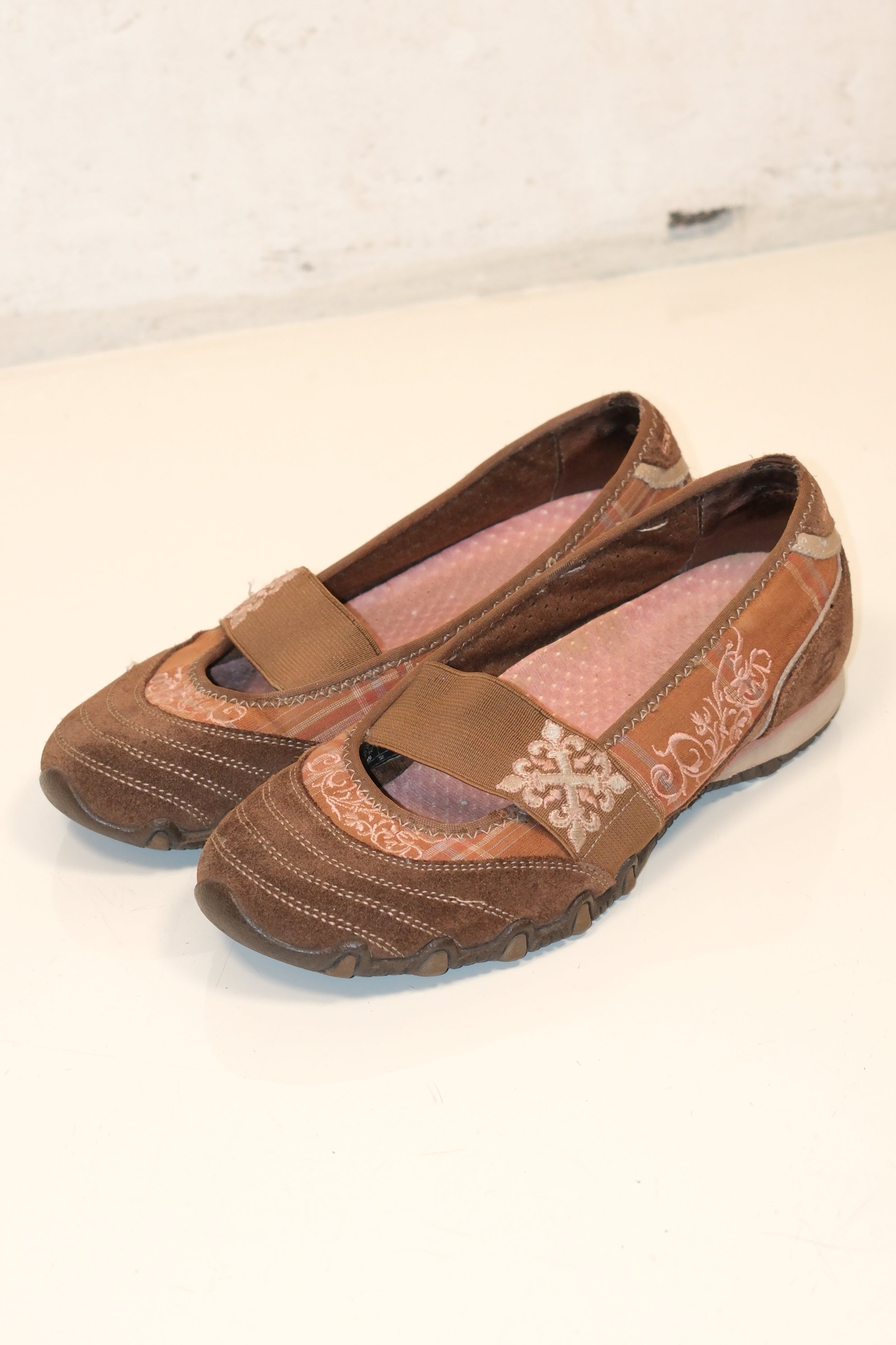 2000s Skechers Brown-Pink Leather & Canvas Mary Jane Shoes (size 38.5)