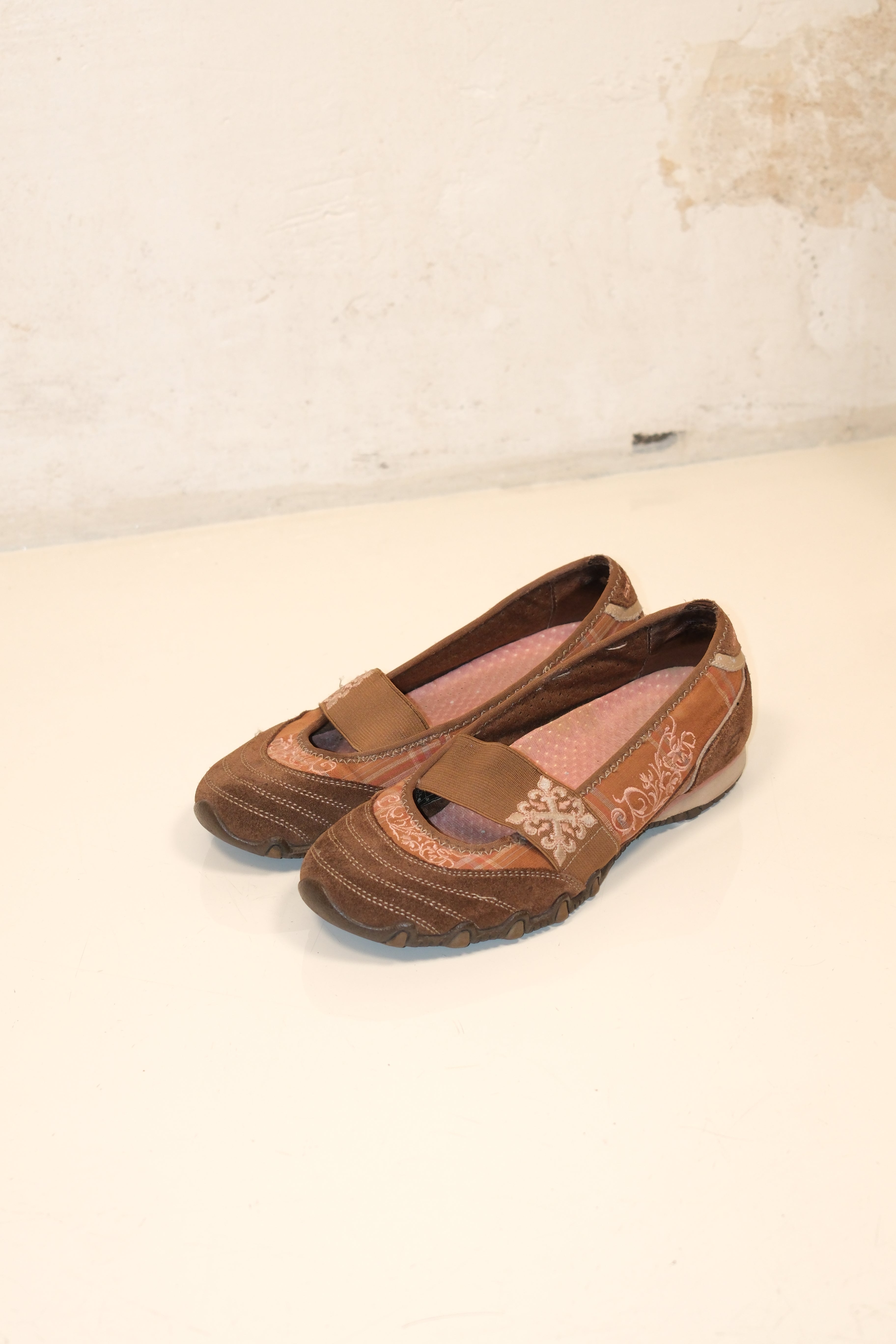 2000s Skechers Brown-Pink Leather & Canvas Mary Jane Shoes (size 38.5)