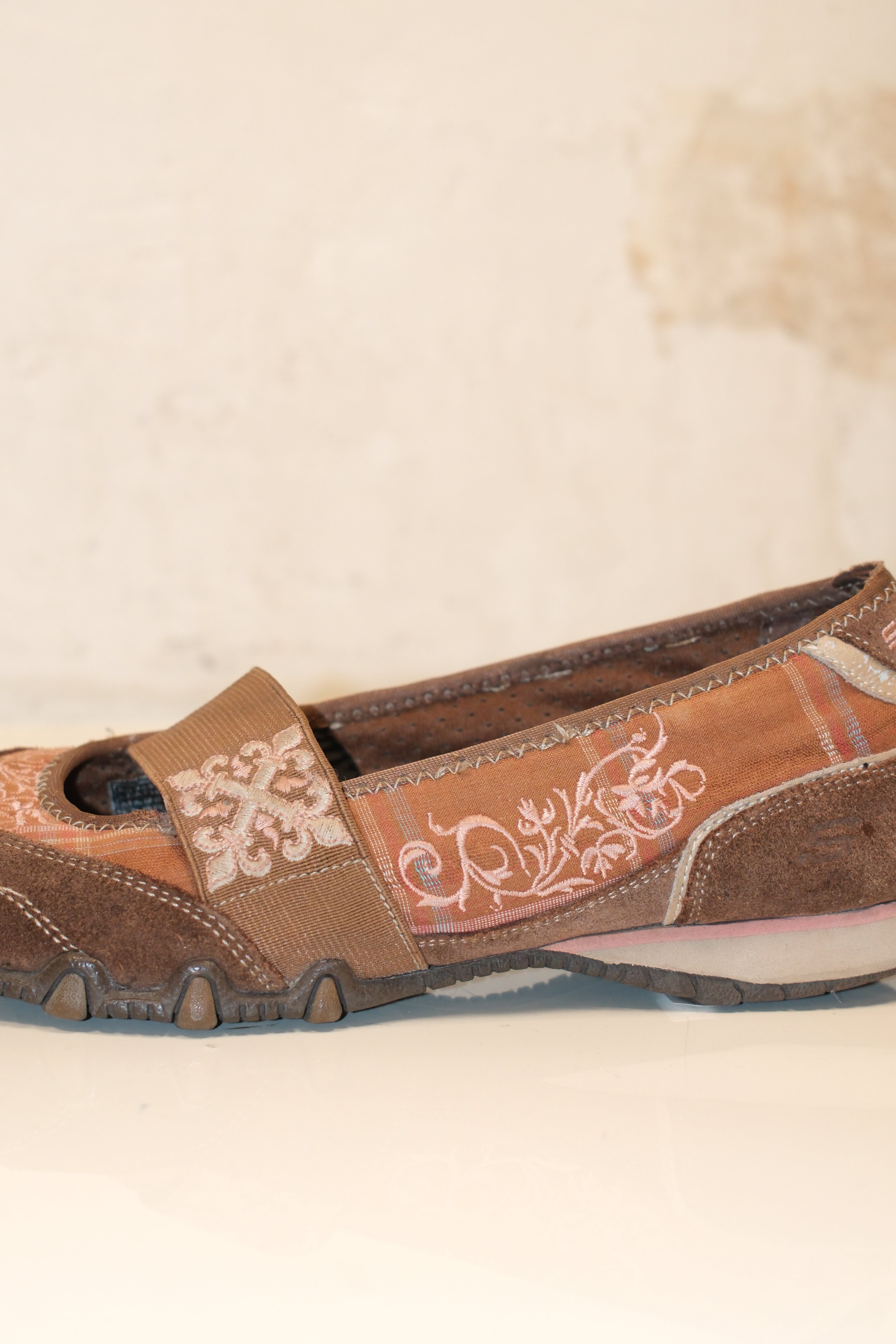 2000s Skechers Brown-Pink Leather & Canvas Mary Jane Shoes (size 38.5)