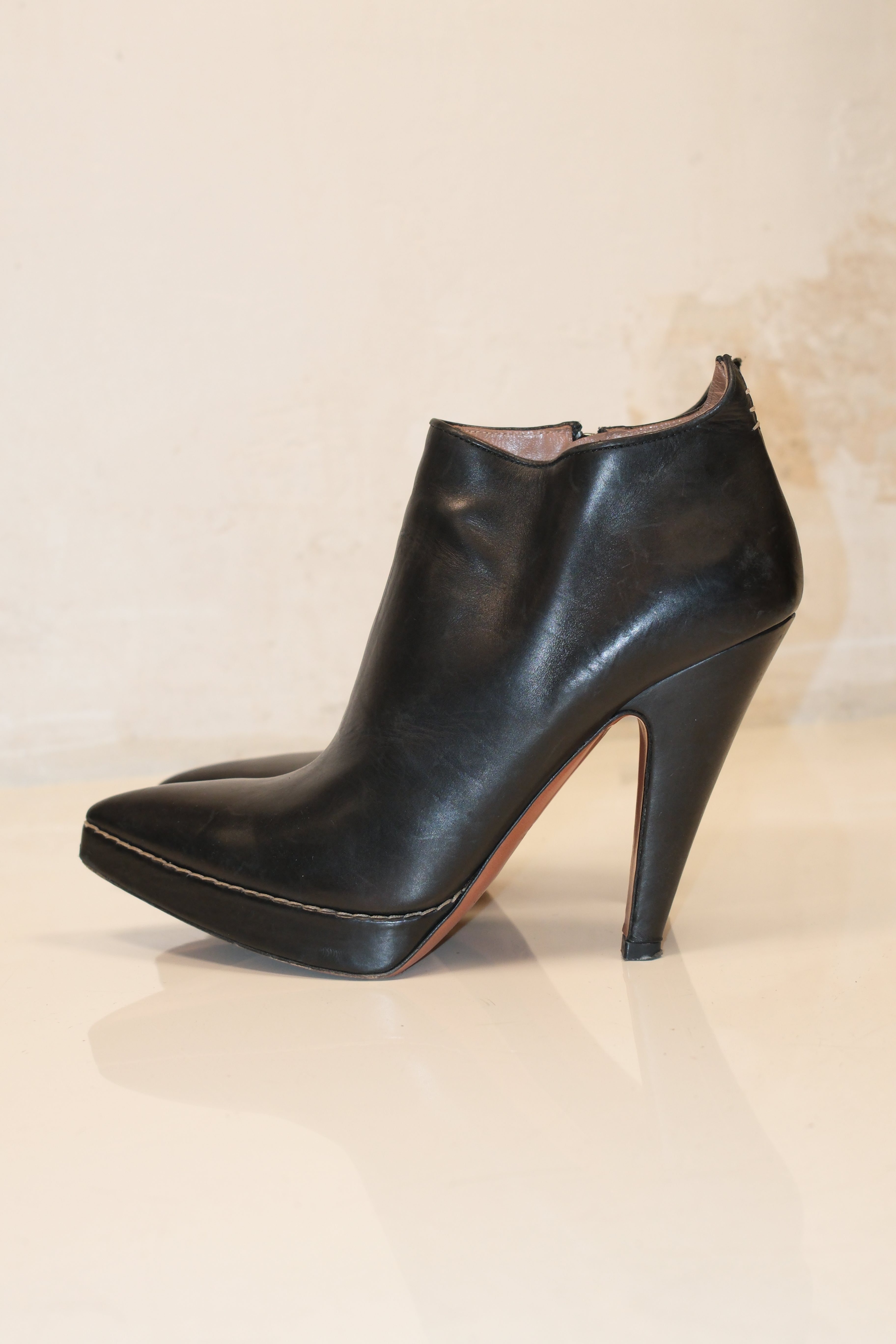 Azzedine Alaïa Black Leather Ankle boots Size 41