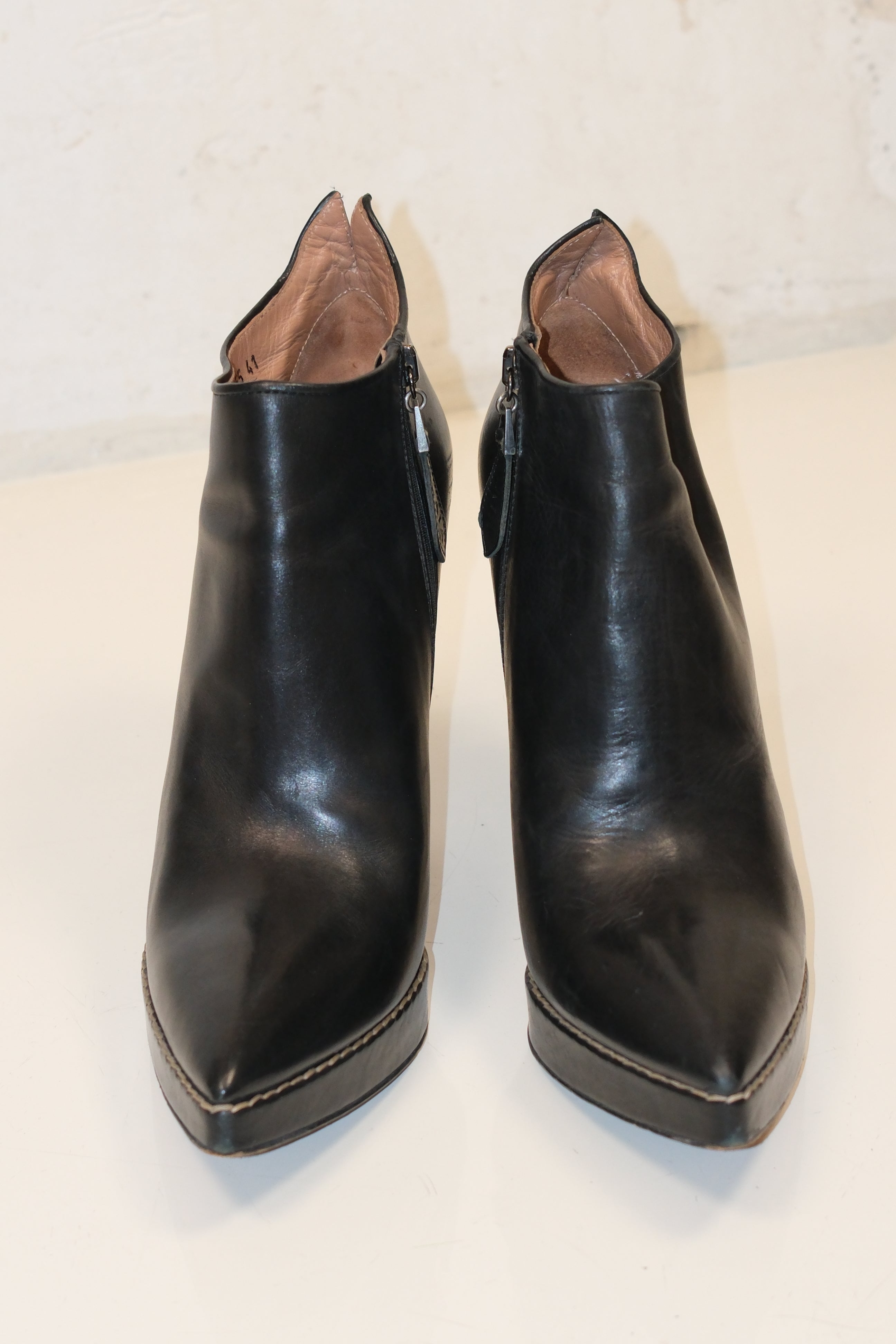 Azzedine Alaïa Black Leather Ankle boots Size 41