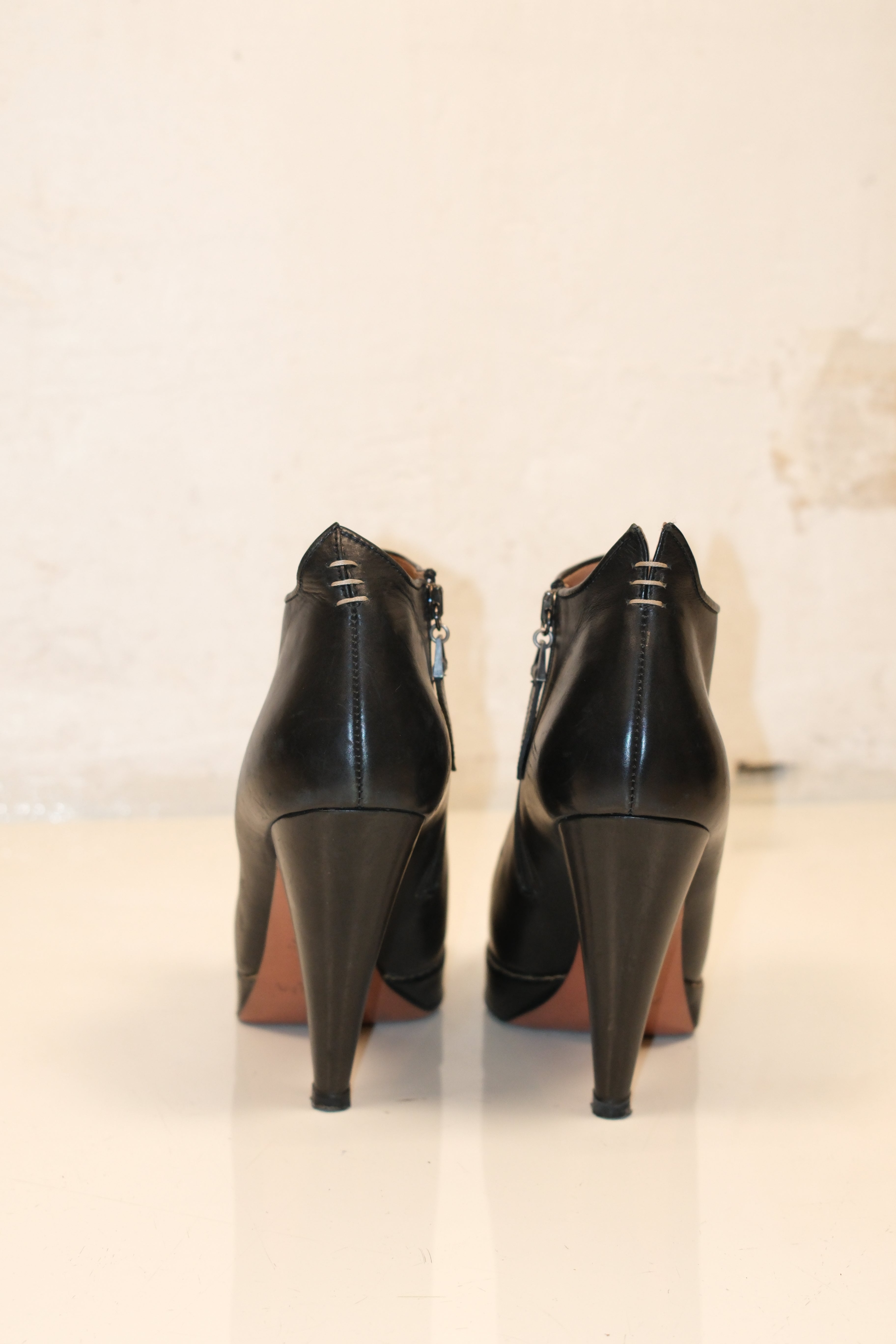 Azzedine Alaïa Black Leather Ankle boots Size 41