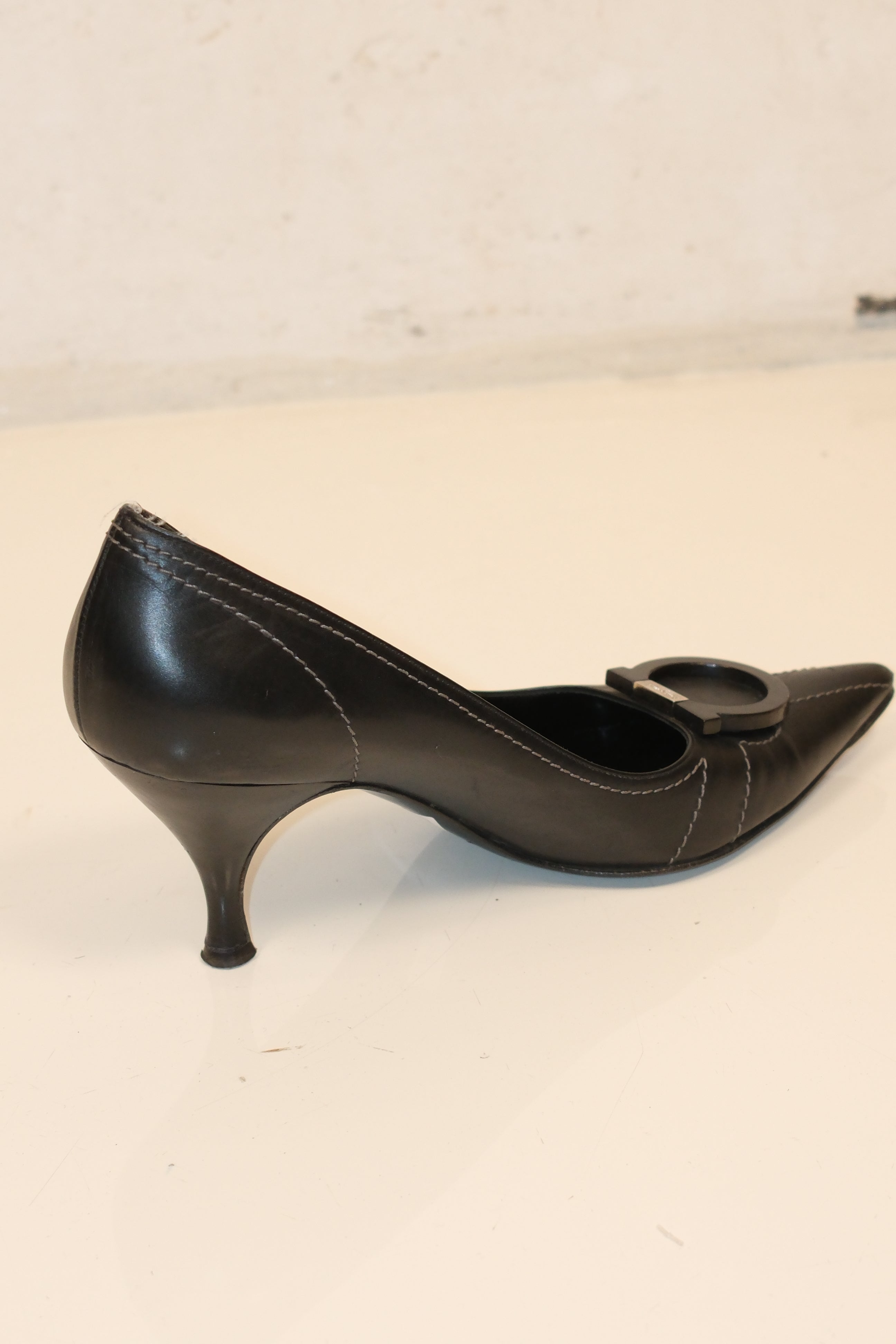 Ferragamo black pointed toe pumps with Gancini signature logo detail size 37