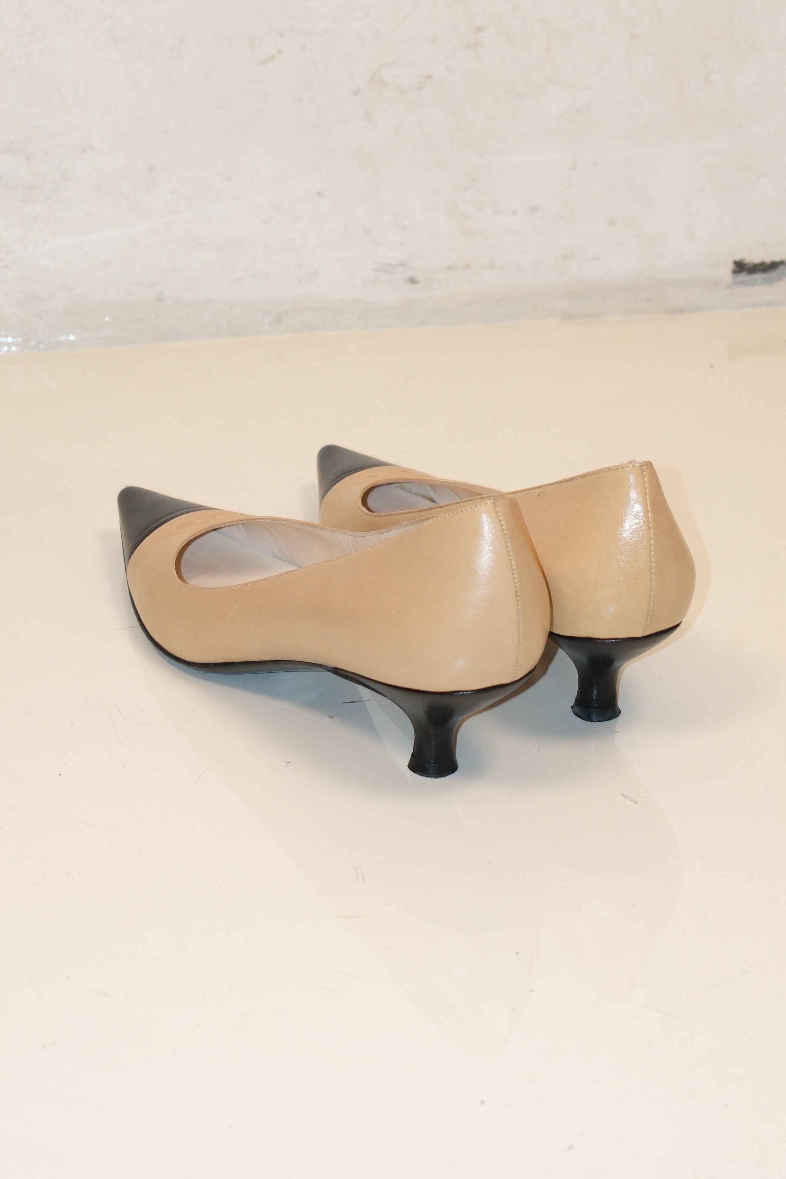 Salvatore Ferragamo Kitten Heel Leather Shoes Black & Cream, Size 37