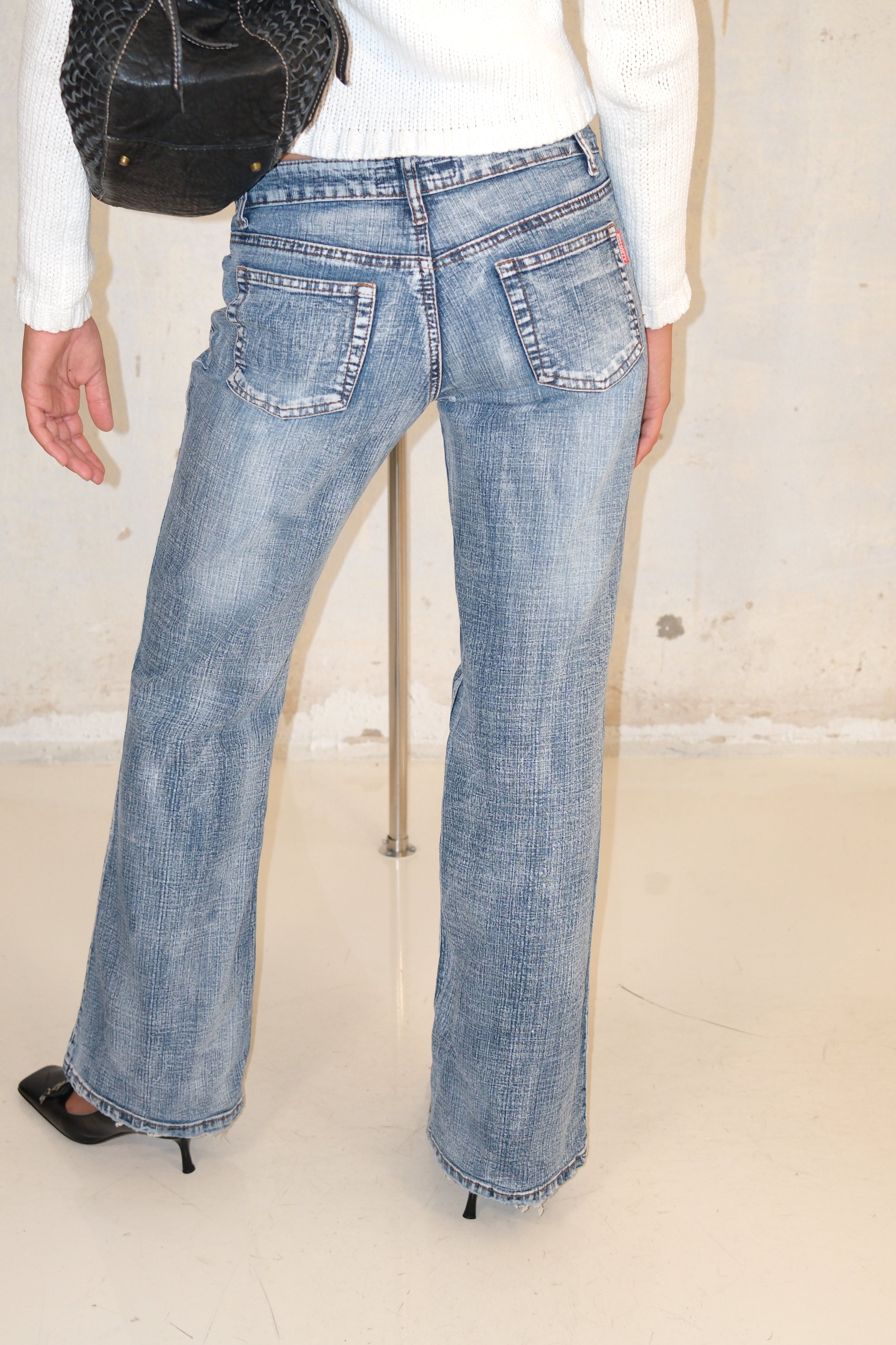 Light Wash Low-Rise Long Jeans Size 36