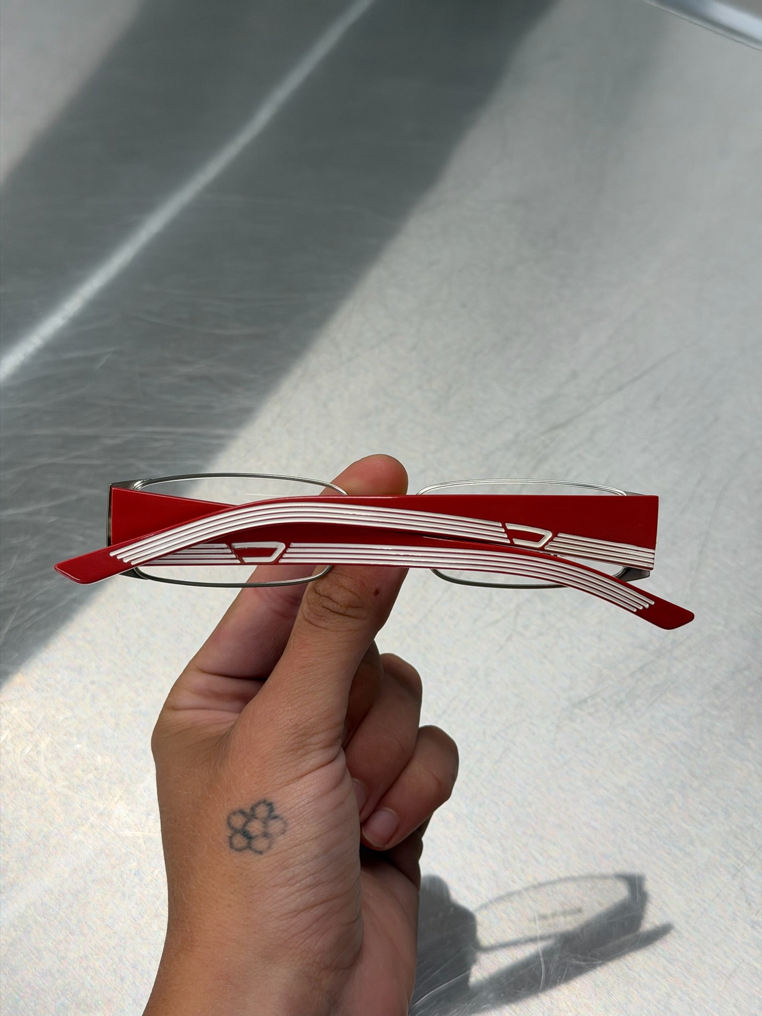 DIESEL SILVER GLASSES WITH RED TEMPLES AND CLASSIC DIESEL LOGO