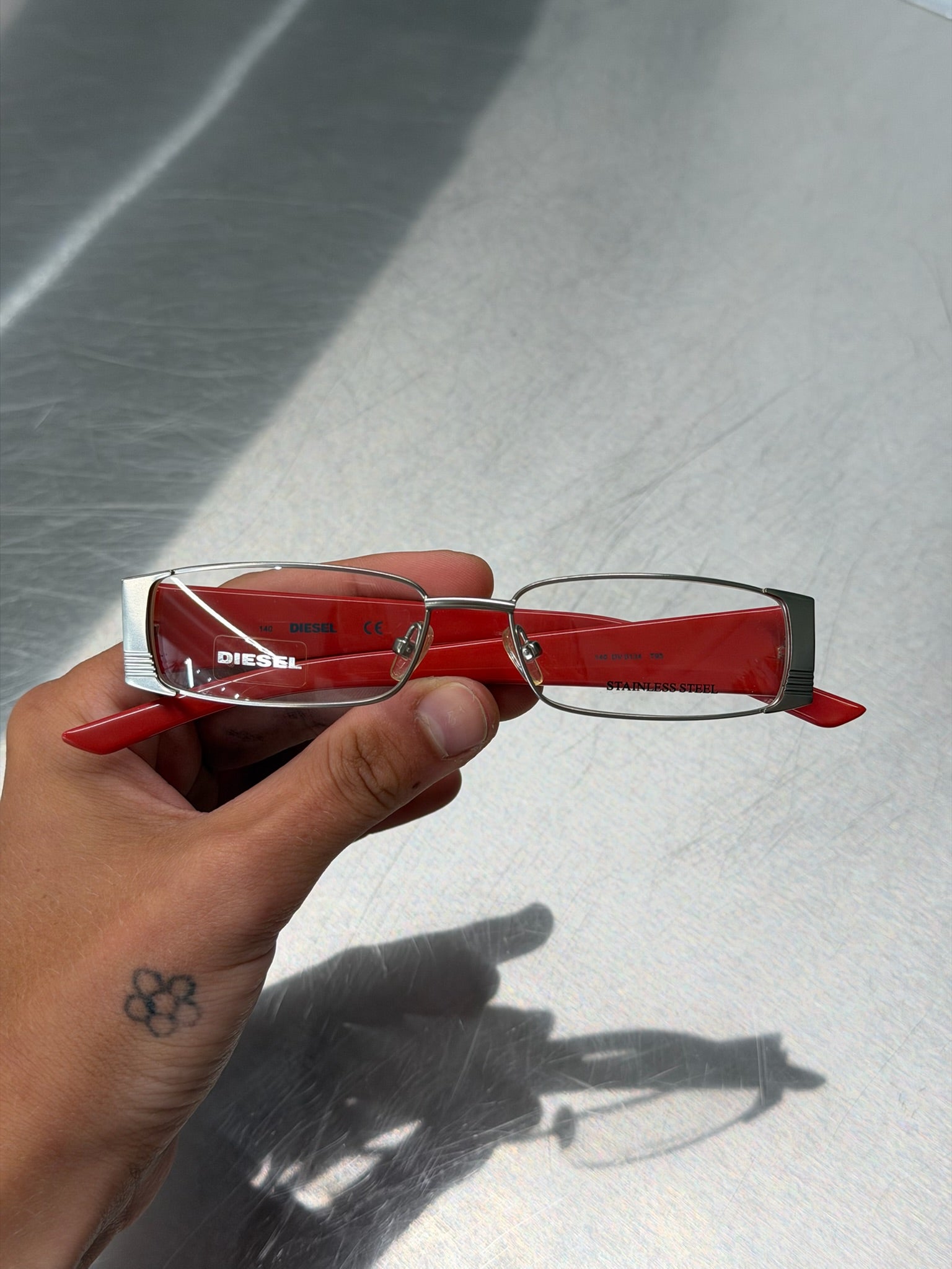 DIESEL SILVER GLASSES WITH RED TEMPLES AND CLASSIC DIESEL LOGO